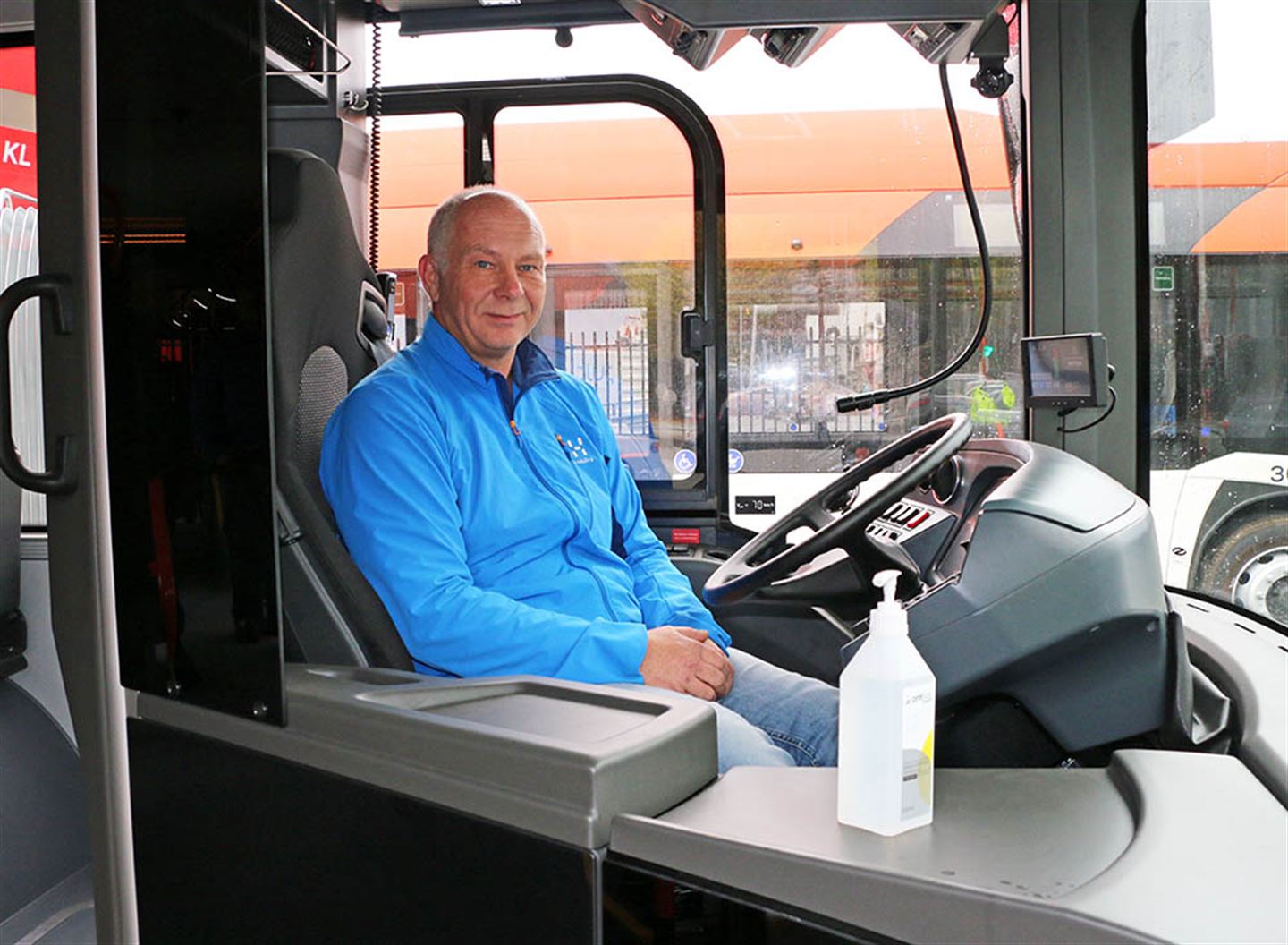 Bjørn Atle Emilsen, teknisk leiar i Solaris Norge, som har levert bussane, var sjåfør på den første prøveturen i Bergen.