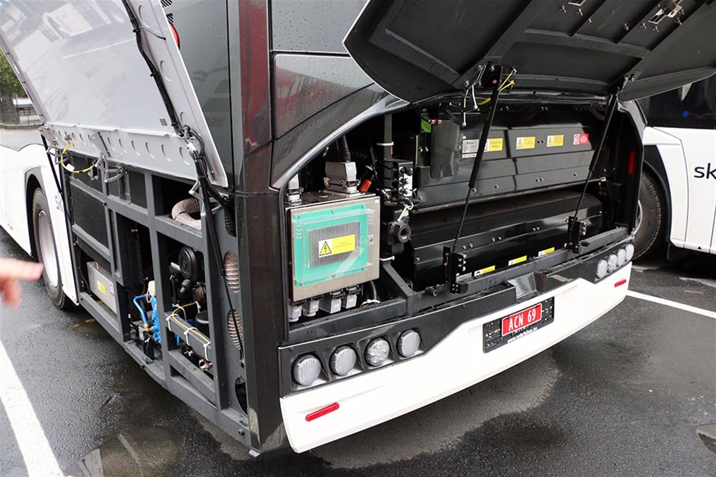 Dei oppladbare batteria er plassert heilt bak i bussen. På venstre side er det plugg-in lading for batteria.
