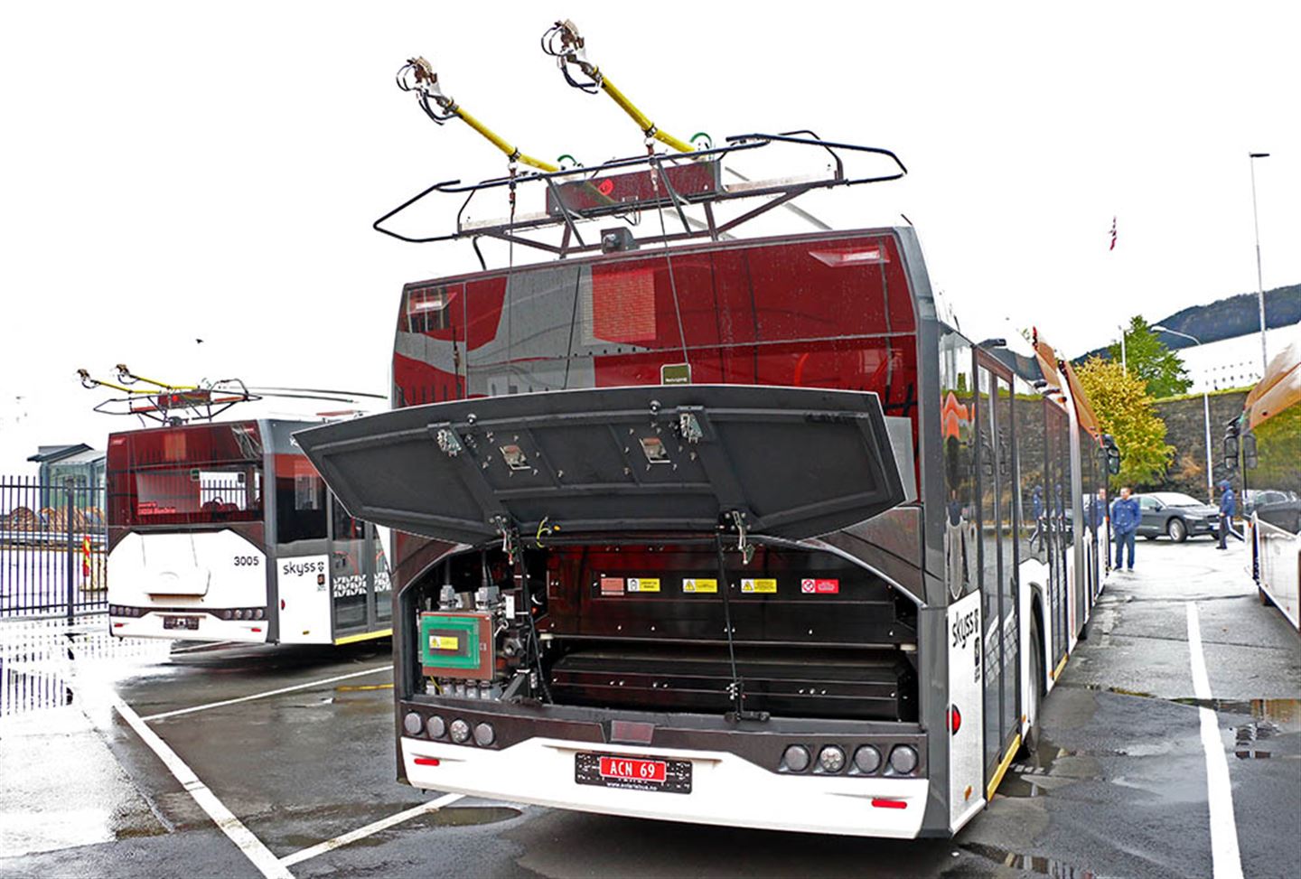 Bussen får straum frå trolleystengene på toppen av bussen. Dei koplar seg automatisk til og frå køyreleidning. I tillegg til straum til å køyre bussen, leverer trolleystengene straum til lading av batteria.