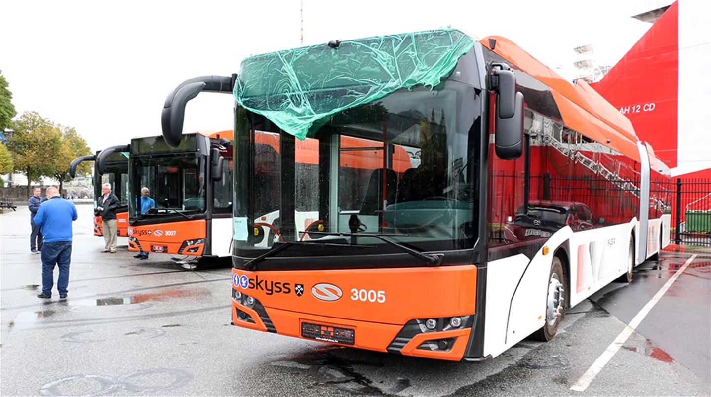 Dei fire første, nye trolleybussane er framme i Bergen. Det kjem seks til. Dei 10 bussane skal inn i rutetrafikk frå 1. desember.