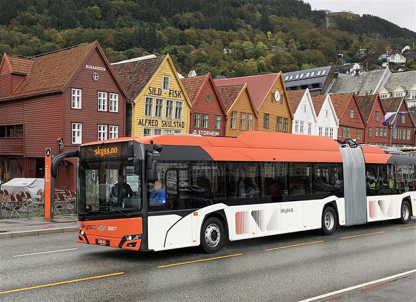FØRSTE GONG I NOREG: På prøvetur over Bryggen, ein flunkande ny trolleybuss som kan køyre kvar som helst fordi den går både på straum frå køyreleidning og oppladbare batteri.
