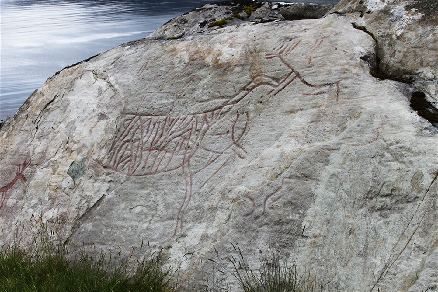 foto av helleristingar på Vingen helleristingsfelt i Bremanger