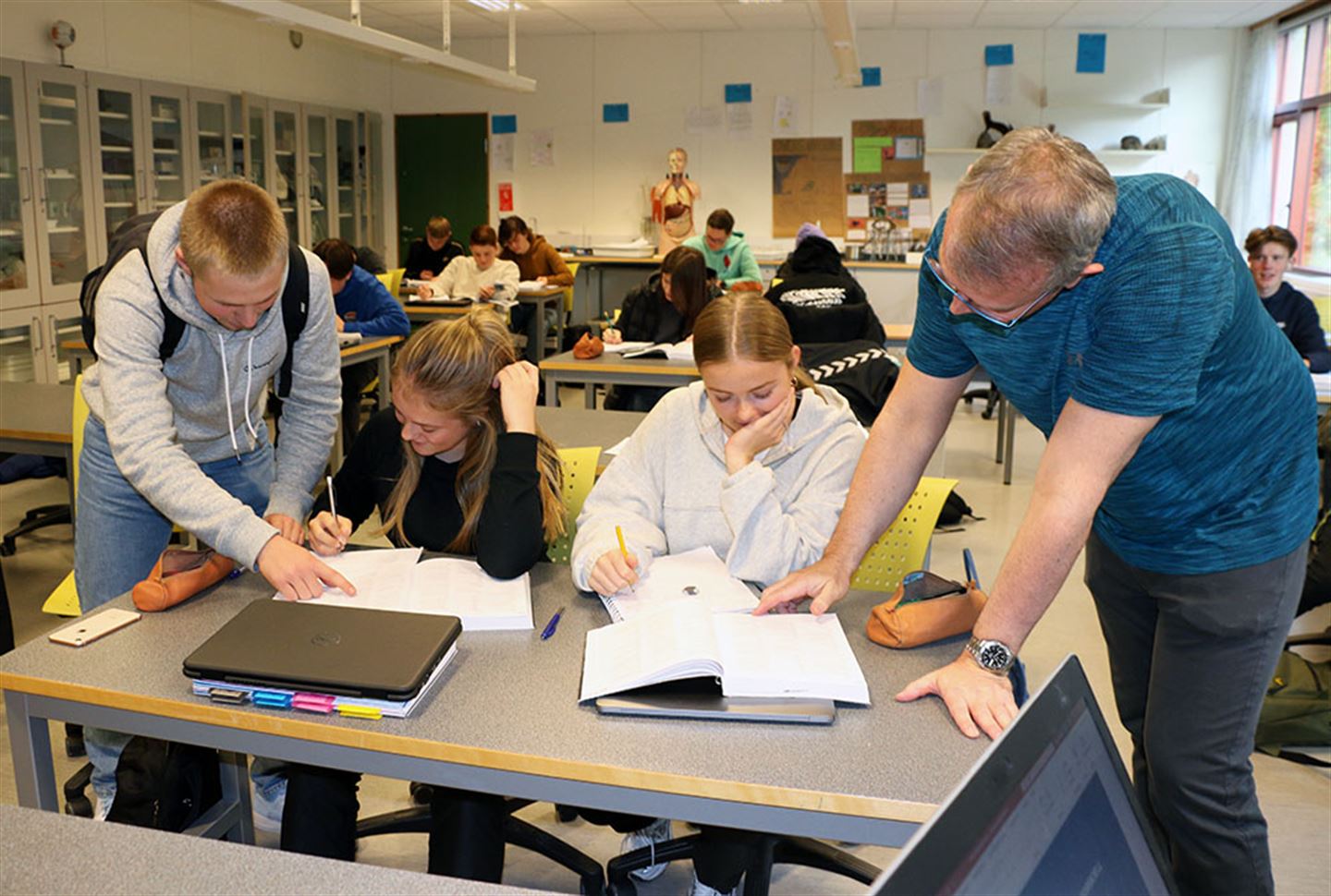 Elevar ved Askøy vgs i klasserom.