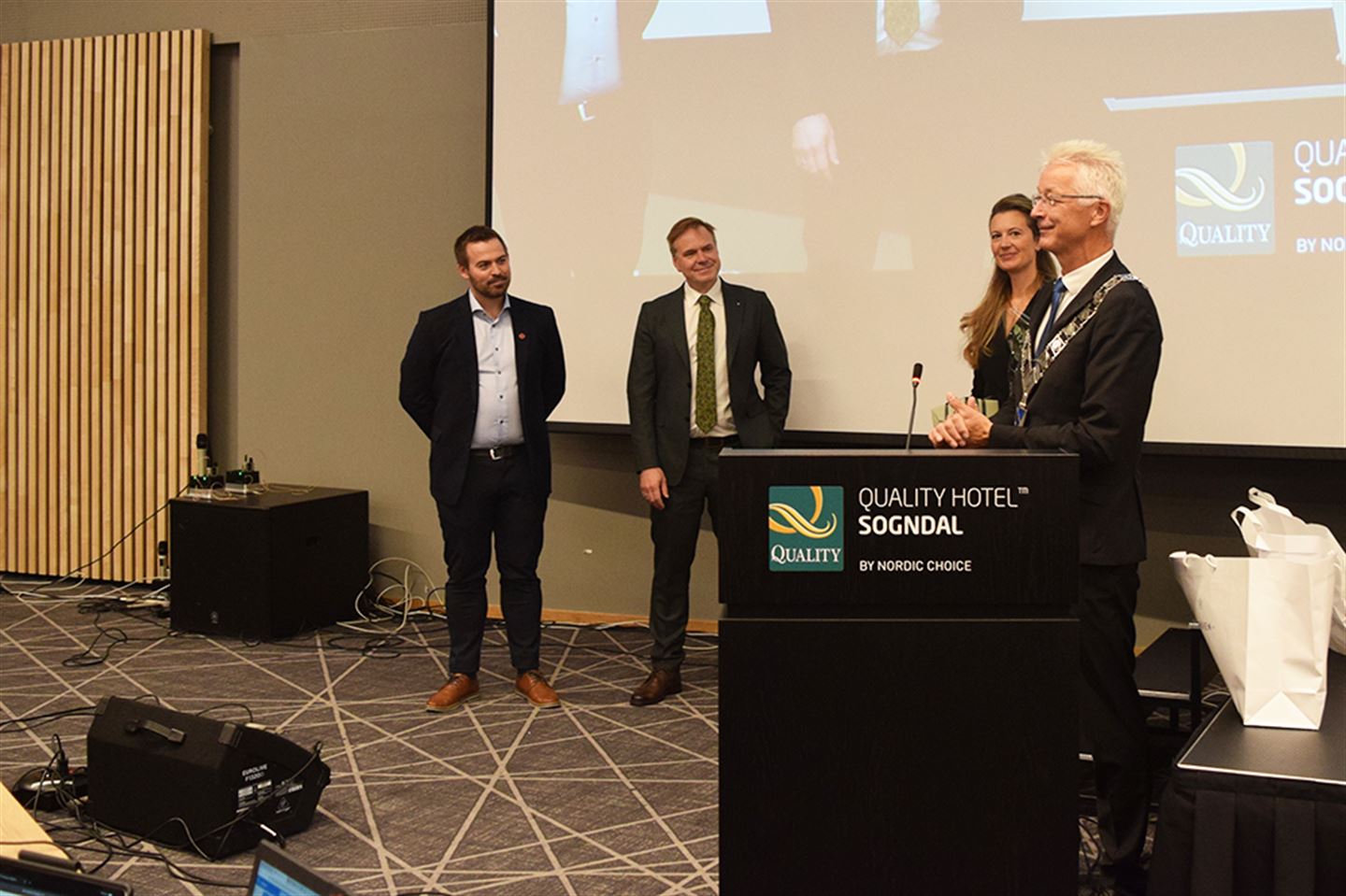 foto frå då Torbjørn Vereide og Alfred Bjørlo vart takka av i fylkestinget 29. sept 2021