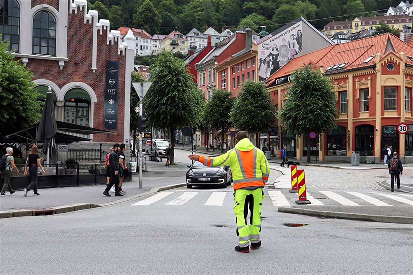 TRYGGARE: Halvparten av dei spurte i undersøkinga om sommarstengt Bryggen og Torget, seier det er tryggare å gå og sykle som følgje av tiltaket. Foto: Vestland fylkeskommune