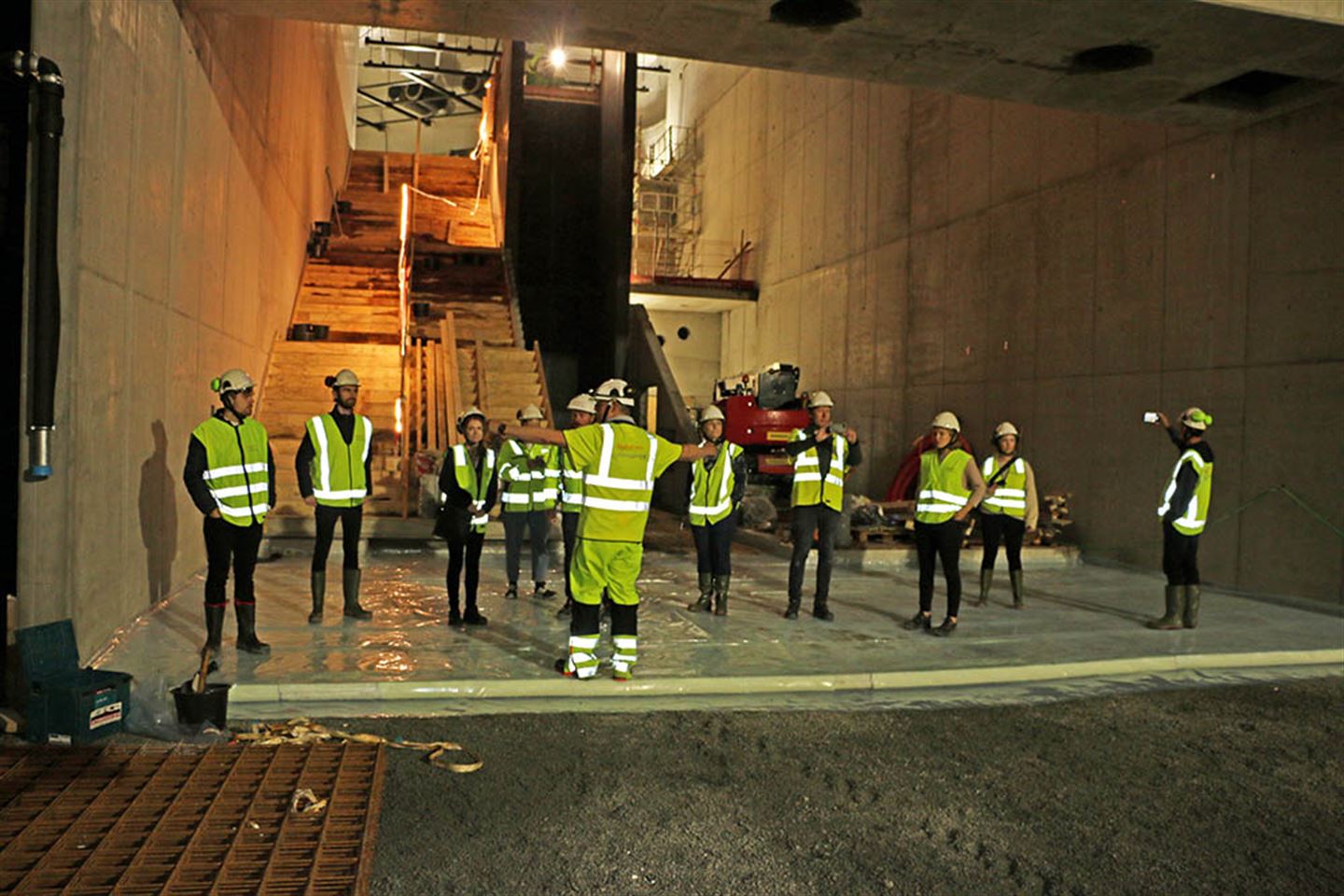 Mange interesserte har vore på synfaring på den nye underjordiske haldeplassen. (foto: Bjarte Brask Eriksen/Vestland fylkeskommune)
