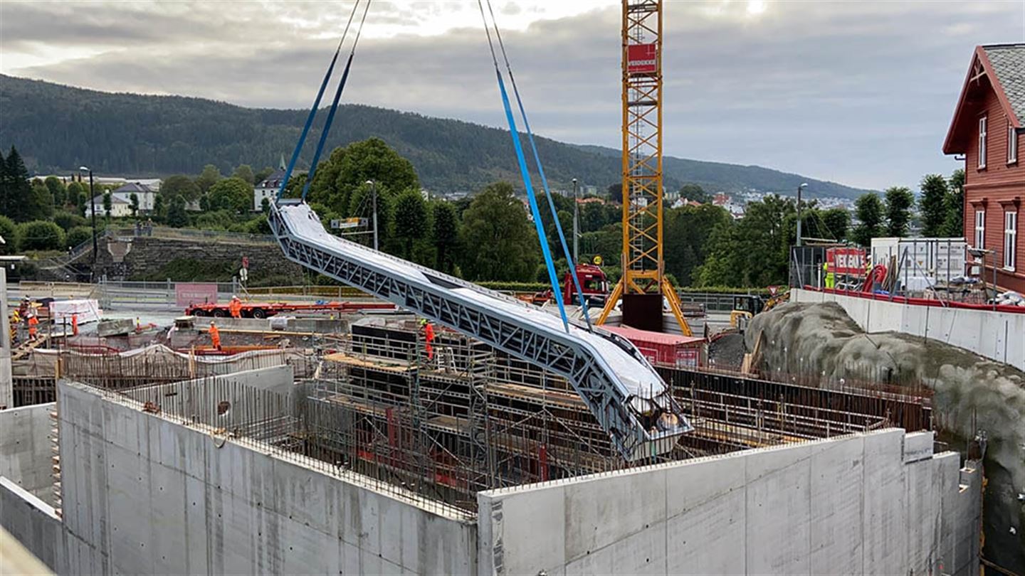 Den første av 11 rulletrapper blir heist på plass. Den er 25 meter lang. (foto: Bybanen utbygging)