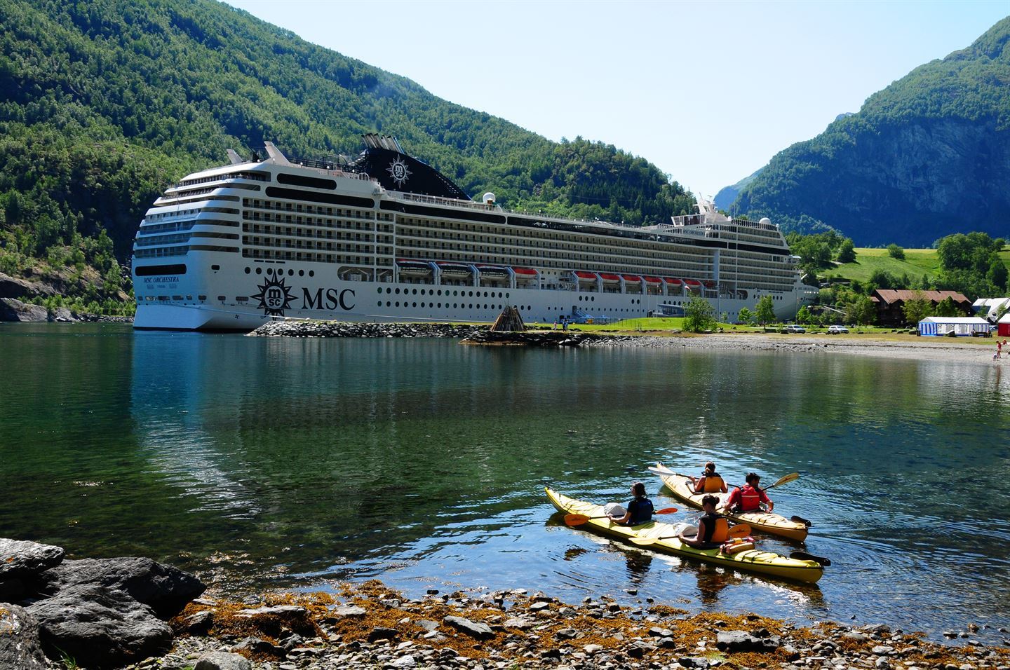 Cruisebåt til kai i Flåm.