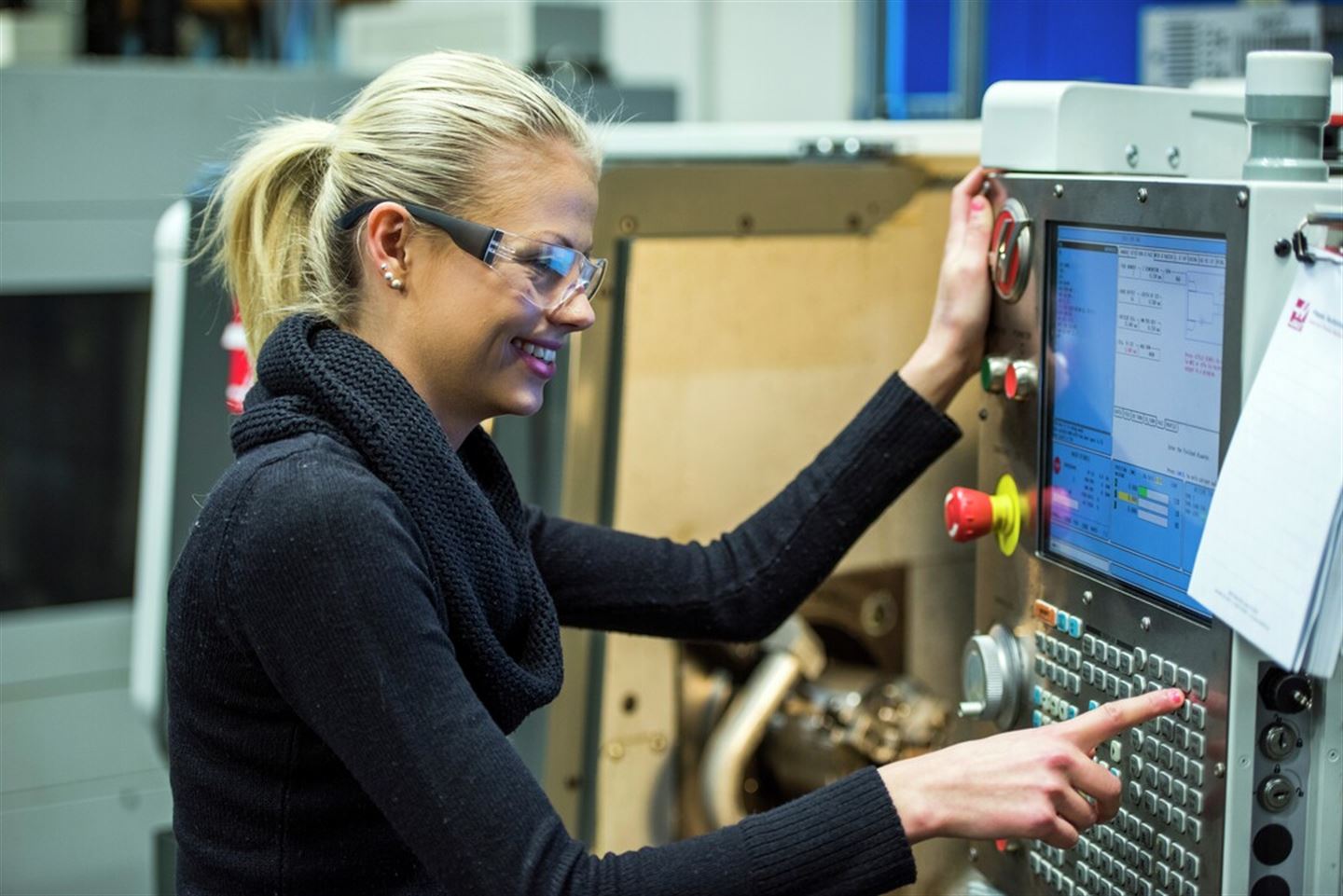 Lærling som jobber med et elektrisk apparat.