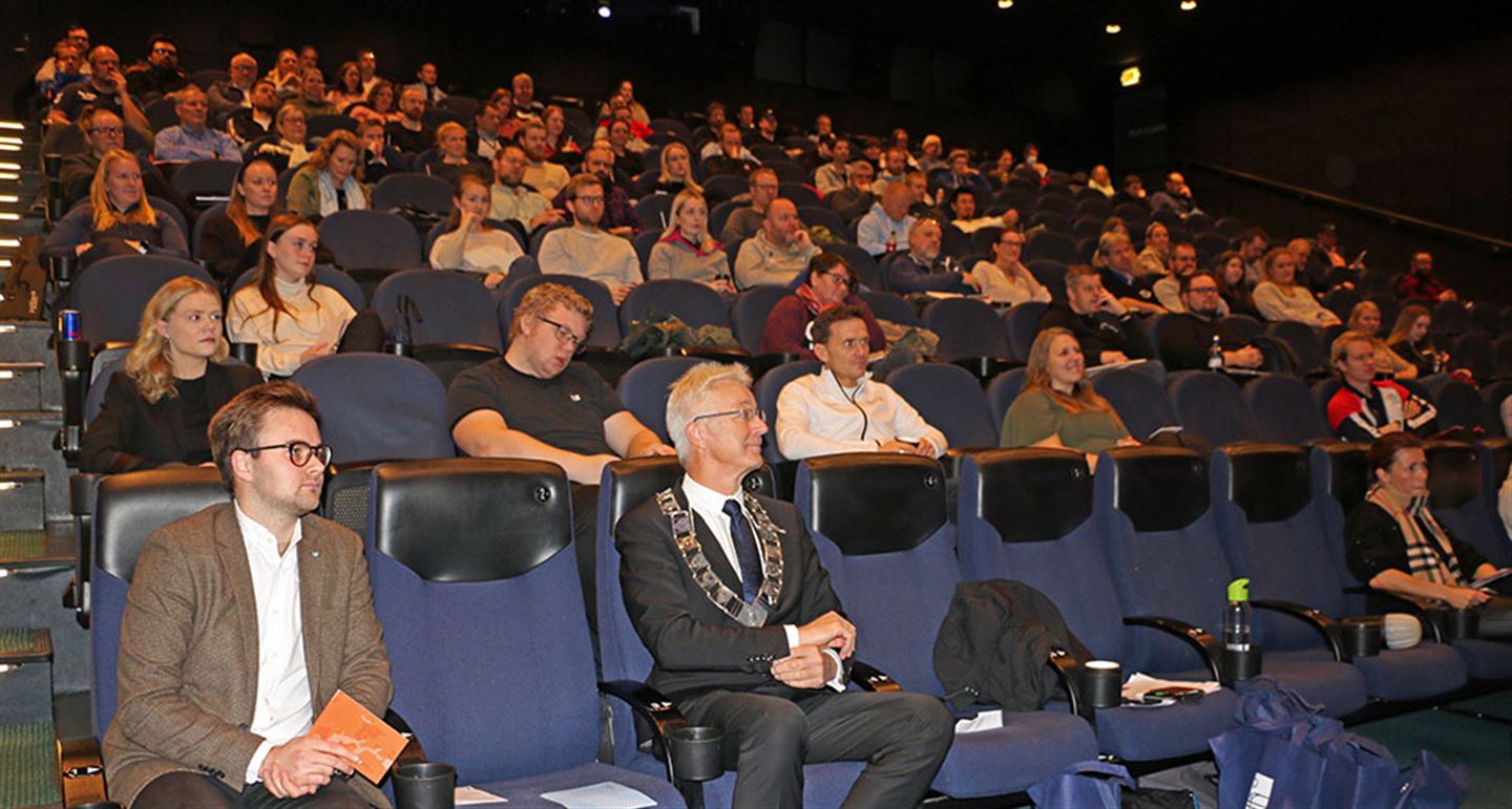 Mange gamere hadde møtt fram på konferansen Aktive Gamere. På første benk sat fylkesordførar Jon Askeland og fylkespolitikar Stian Davies. Foto: Bjarte Brask Eriksen/Vestland fylkeskommune