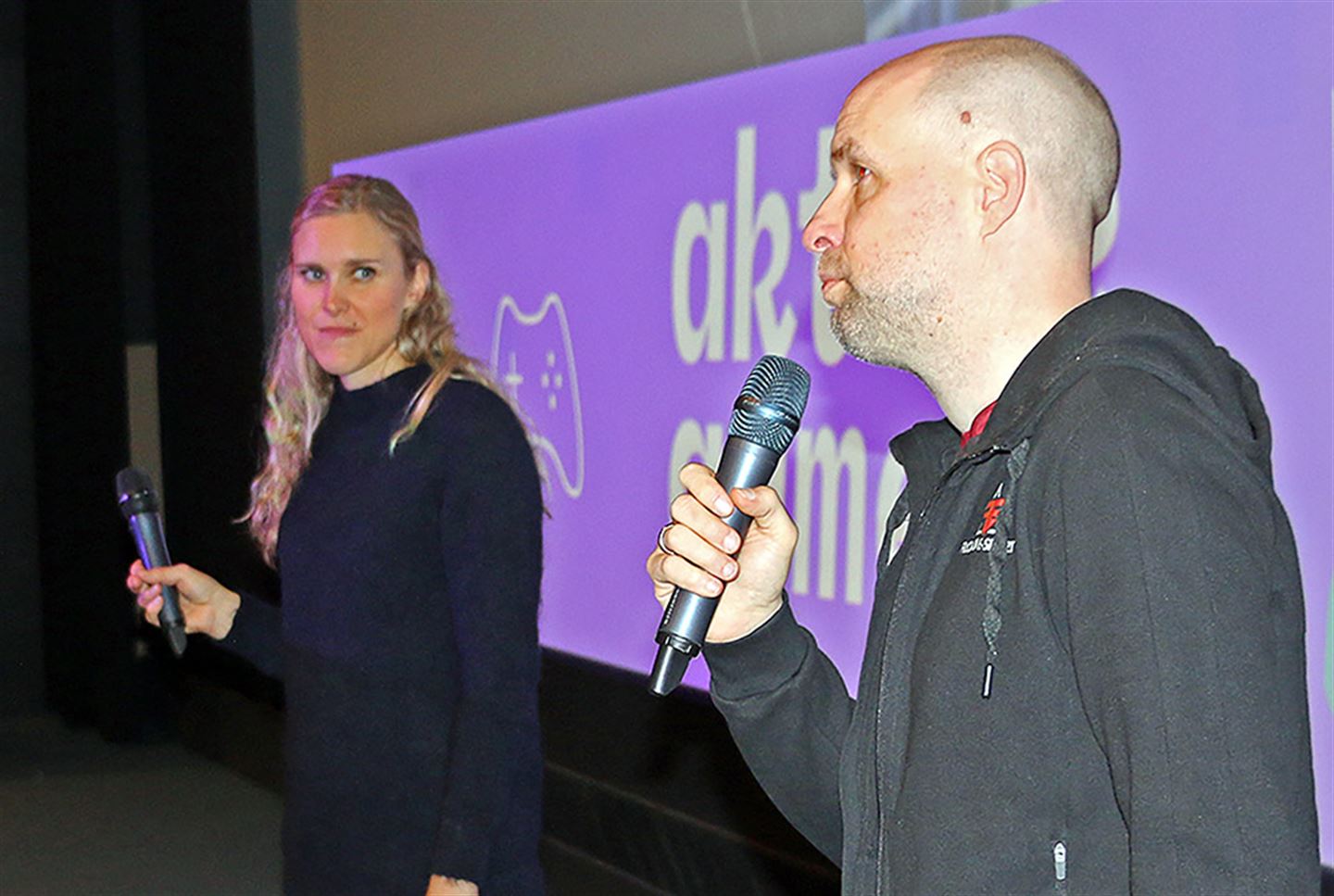 – Eg var i same situasjon som andre foreldre som sa at barna måtte slutte å spele og byrje å ete meir sunn mat, seier Frank Willy Djuvik i Vestlandet E-sport som leia konferansen saman med Randi Farnes i Idrettsklynge Vest. Foto: Bjarte Brask Eriksen/Vestland fylkeskommune