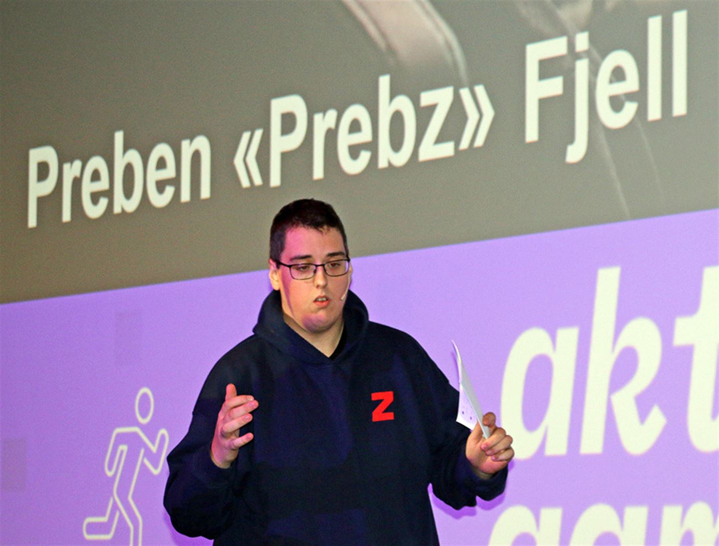 Preben «Prebz» Fjell fortalte om alle utfordringane han har møtt som gamer. Foto: Bjarte Brask Eriksen/Vestland fylkeskommune