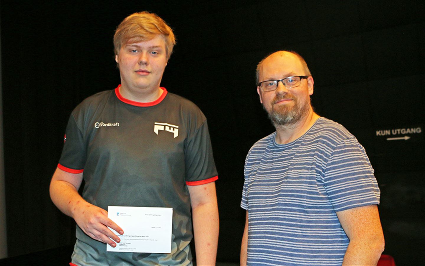 – Både vi foreldre og besteforeldre er stolte over at han er så flink. Vi heier og støtter han, seier faren Ronny Tønnesen. Foto: Bjarte Brask Eriksen/Vestland fylkeskommune