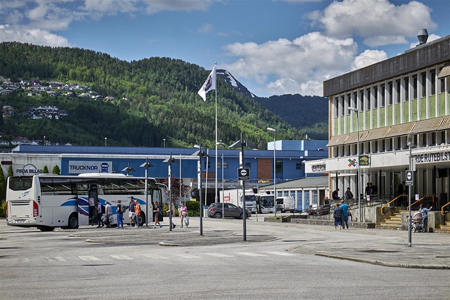 PILOTPROSJEKT: Den sjølvkøyrande elektriske bussen skal binde Førde saman.