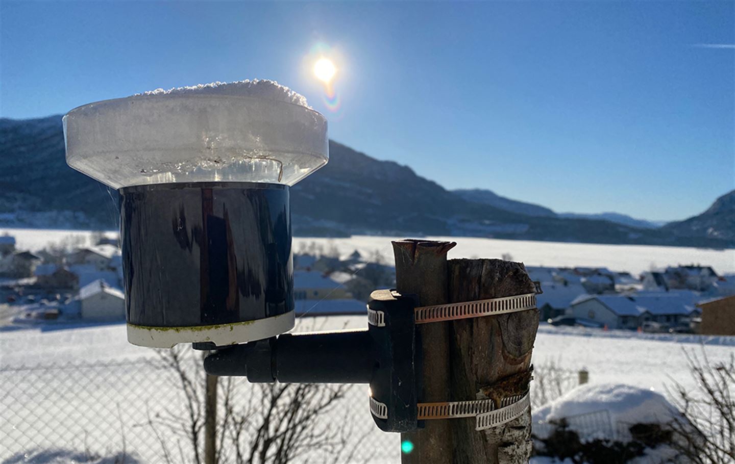 foto av privat vêrstasjon i vinterlandskap og sol