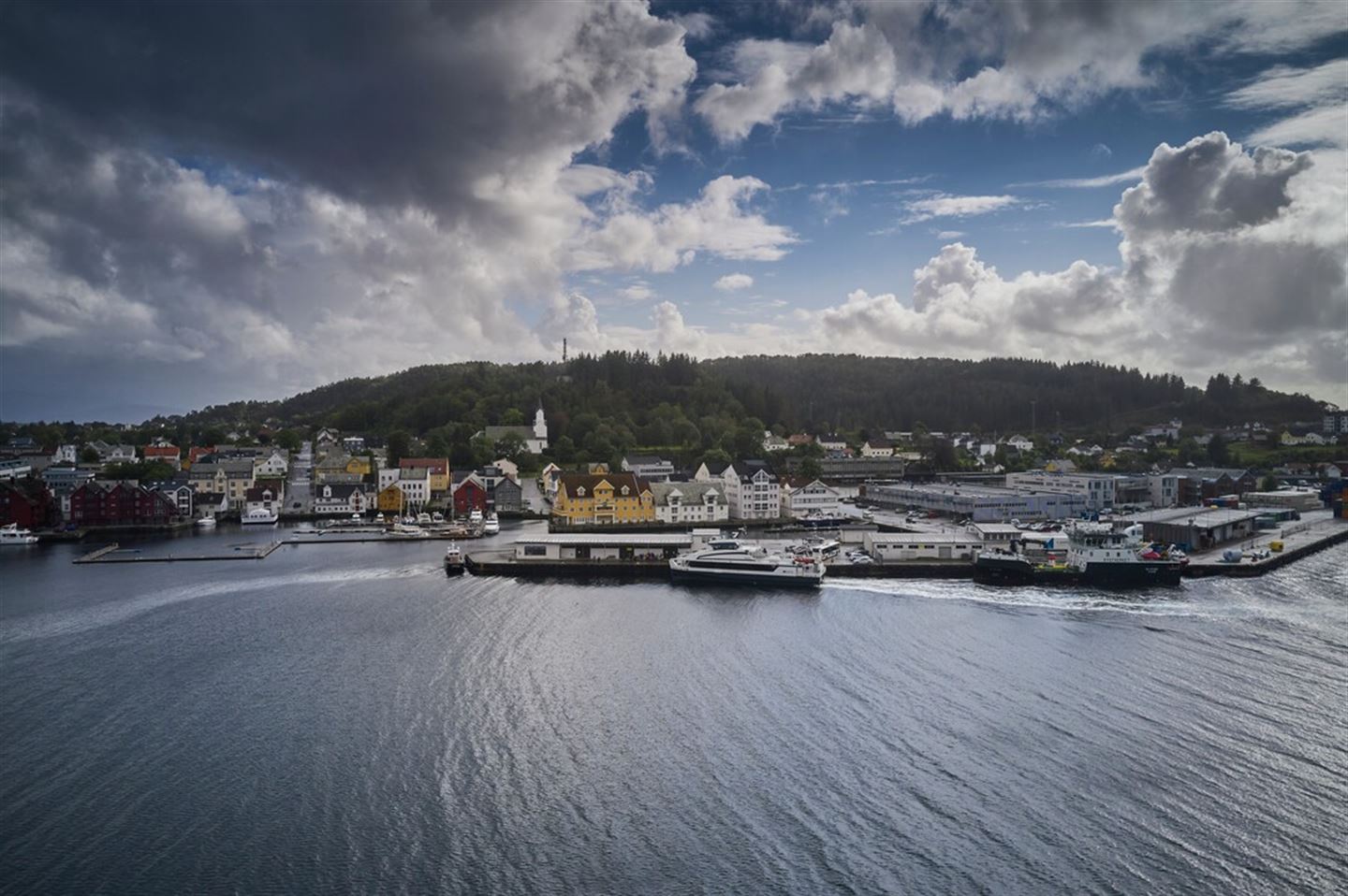 KUNNSKAP OG ERFARING: Den nye felles næringsstrategien skal mellom anna vere basert på kunnskapen og erfaringane som over lang tid er bygd opp i eksisterande næringsliv (Illustrasjonsfoto frå Florø: Morten Wanvik, Vestland fylkeskommune).