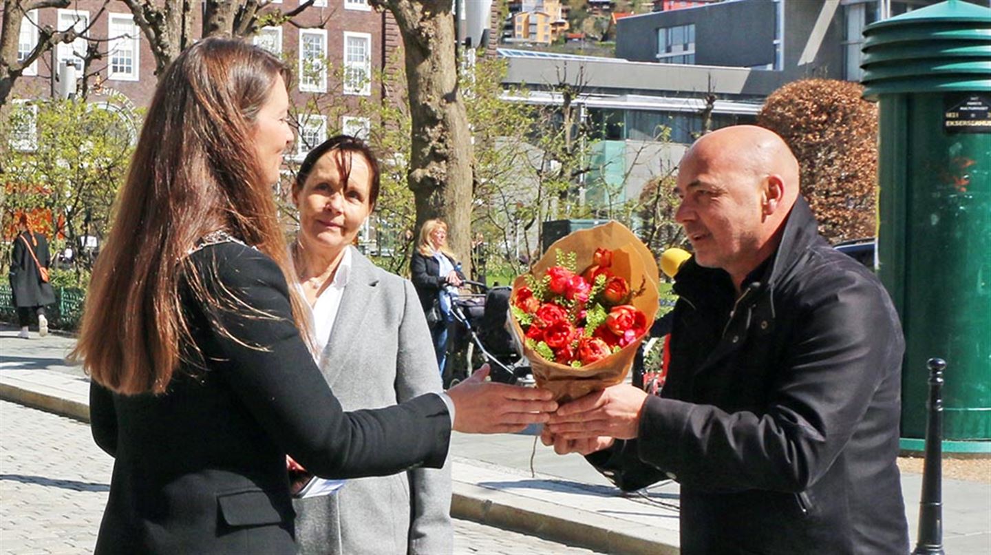 Næringslivet er nøgd over å få gata tilbake. Dagleg leiar Steinar Kristoffersen i Bergen Sentrum AS overrekker blomster. (foto: Bjarte Brask Eriksen/Vestland fylkeskommune)