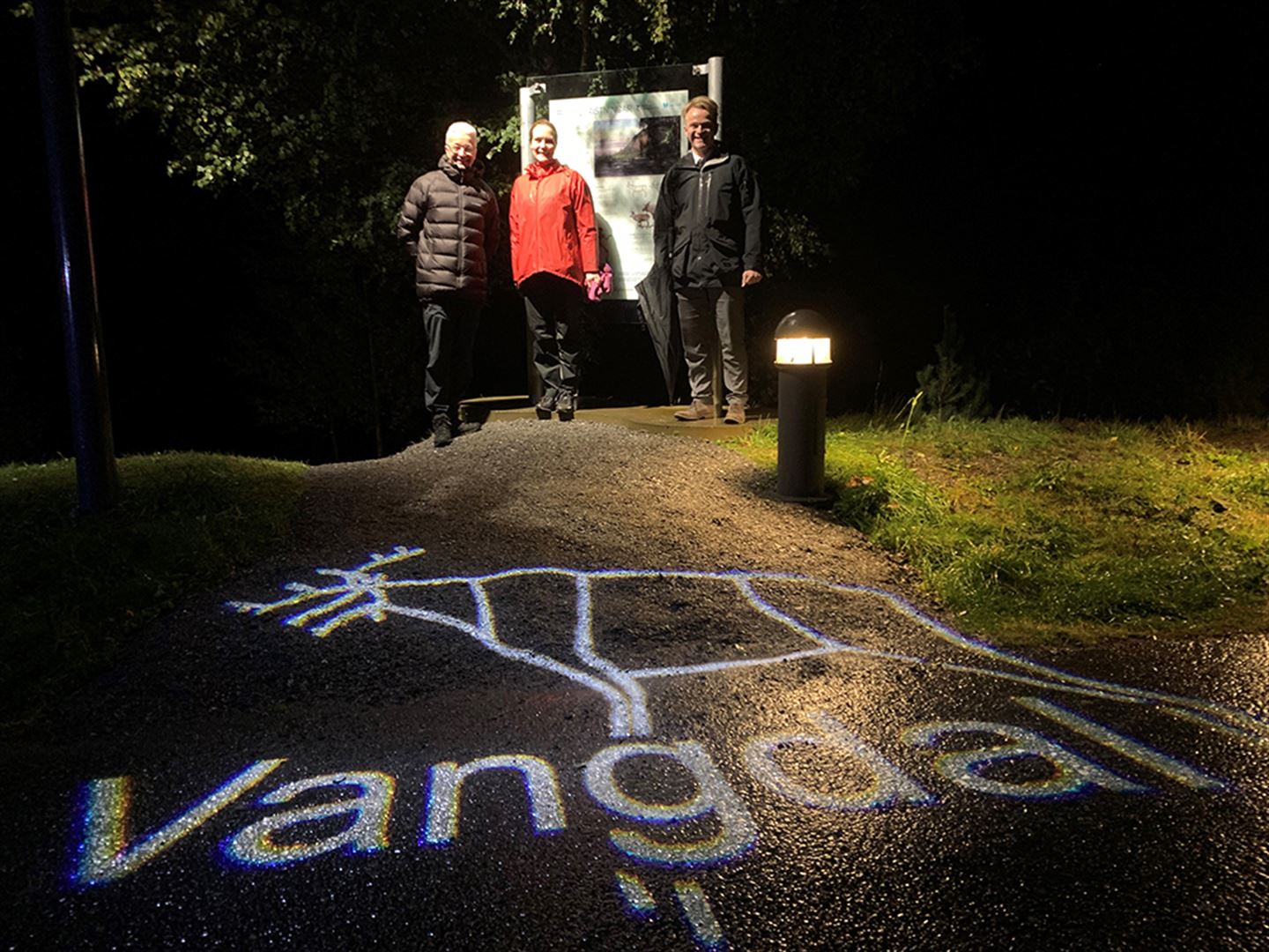 fylkesordførar Jon Askeland, riksantikvar Hanna Geiran og ordførar Torgeir Næss i Kvam herad under opninga av ny tilrettelegging og lyssetjing av bergkunst på Vangdal i Kvam.