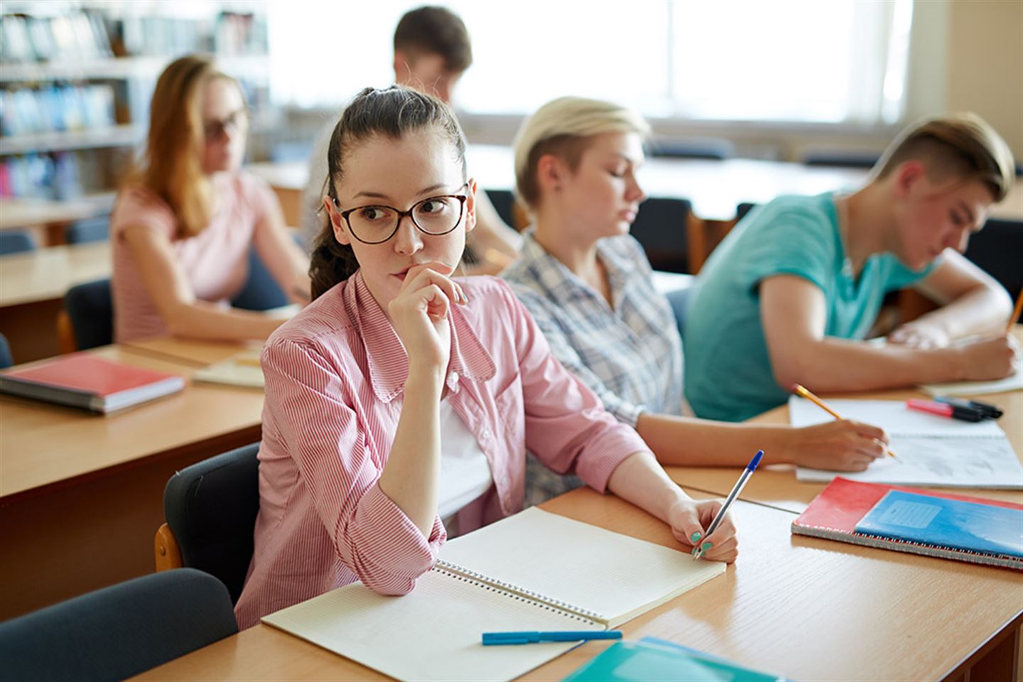 HJELPETILTAK: Fylkestinget har brukt 32,9 millionar kroner på strakstiltak for elevar i vidaregåande skule. (foto: Shutterstock/Vestland fylkeskommune)