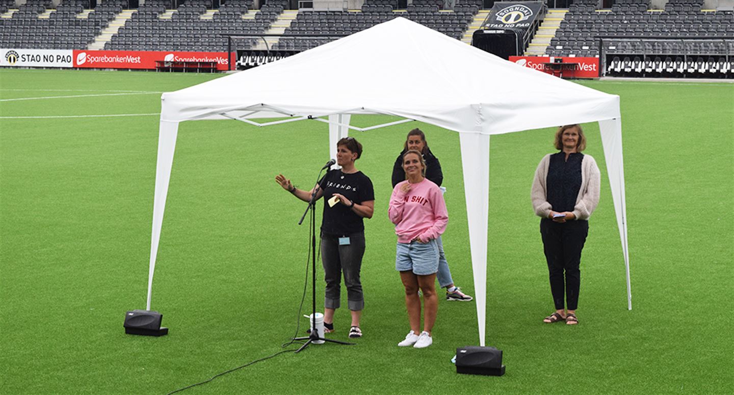 foto frå Sogndal vgs, der miljøkoordinatorane presenterte seg for nye elevar i august 2021.