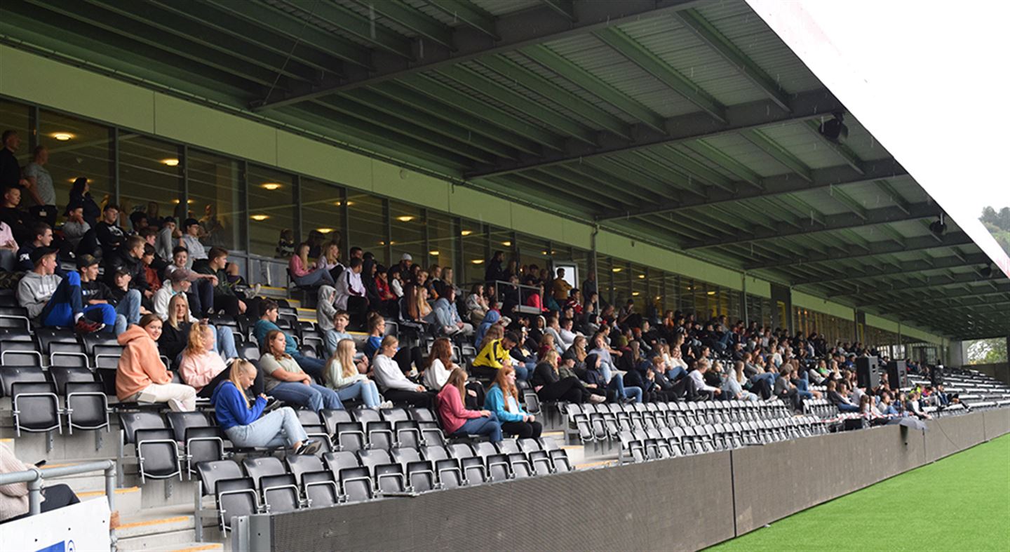 foto av elevar ved Sogndal vgs på tribuneanlegget på Fosshaugane stadion.