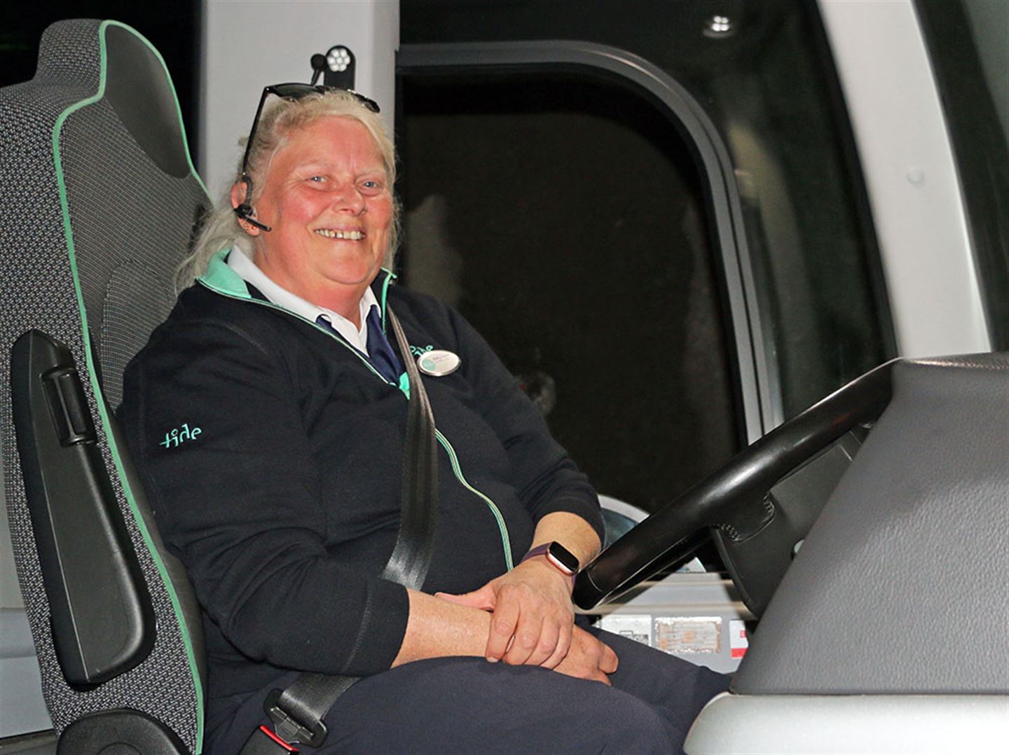 Bjørg Karin Vedå, bussåfør i Tide, fekk æra av å køyre den aller første bussen i sykkeltunnelen. (foto: Bjarte Brask Eriksen/Vestland fylkeskommune)