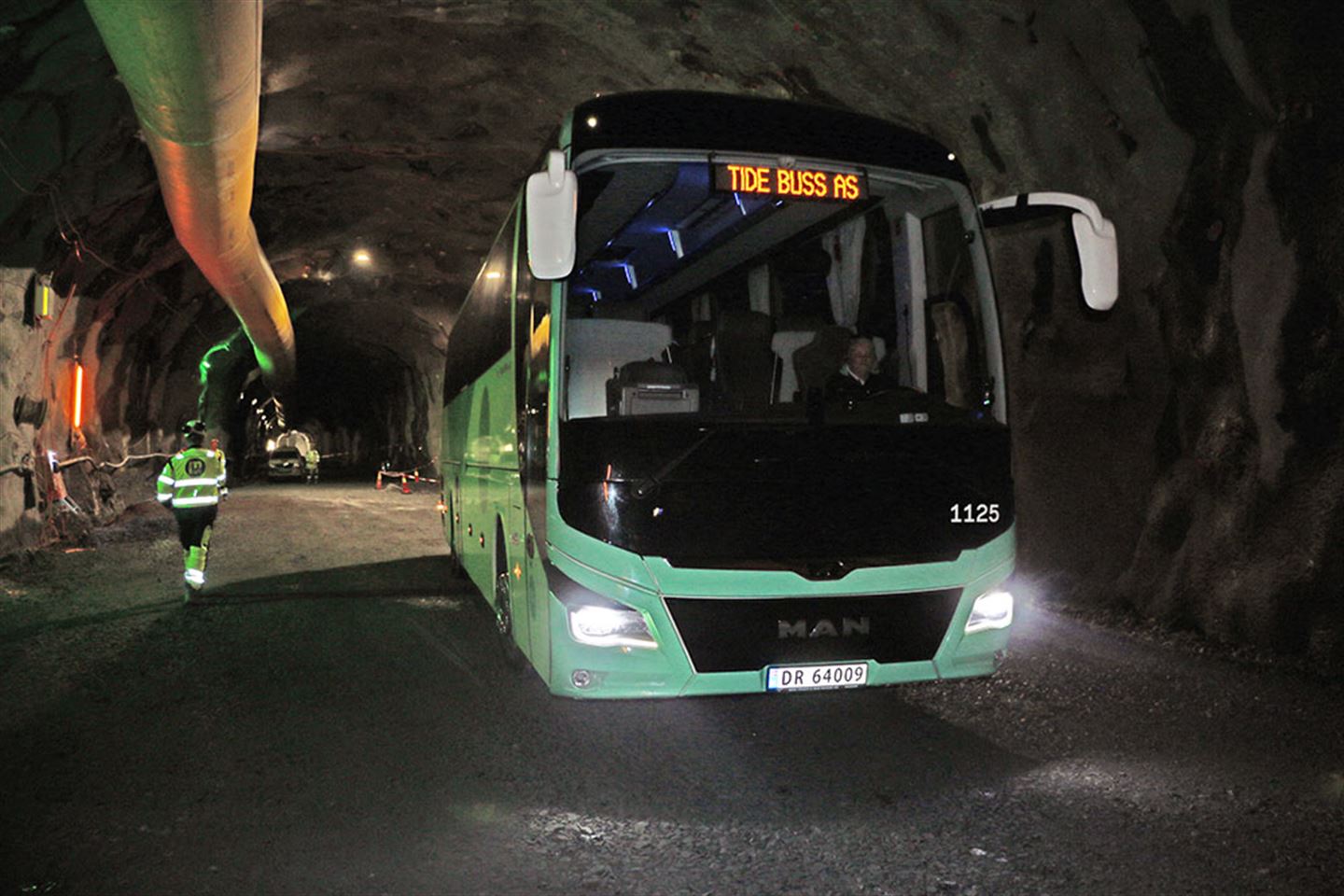 Den første bussen på veg gjennom verdas lengste sykkeltunnel, over eitt år før den skal opnast, men då berre for gang- og syklande. (foto: Bjarte Brask Eriksen/Vestland fylkeskommune)