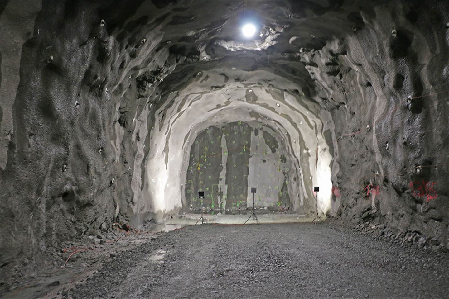Klart for siste salve. Dei siste 700 kubikkmetrane med stein skal sprengast vekk, slik at det blir gjennomslag. (foto: Bjarte Brask Eriksen/Vestland fylkeskommune)