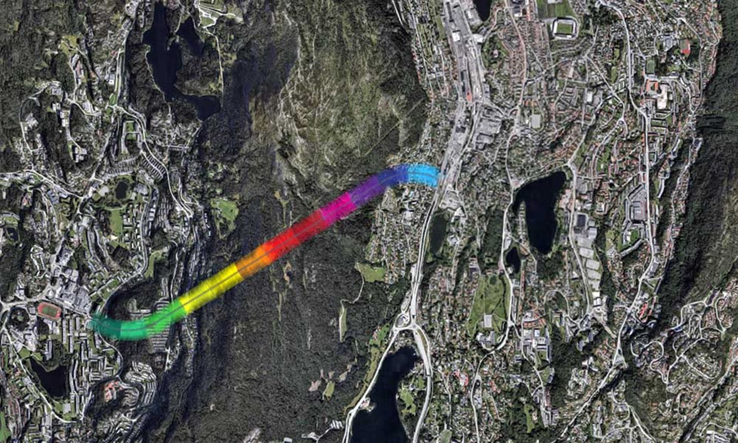 Frå den blå Mindemyren til den grøne dalen. Illustrasjonen viser fargespekteret gjennom fjellet frå inngangen ved bybanehaldeplassen ved Kristianborg (blå) til Fyllingsdalen utanfor kjøpesenteret Oasen (grøn). (foto: Light Bureau)