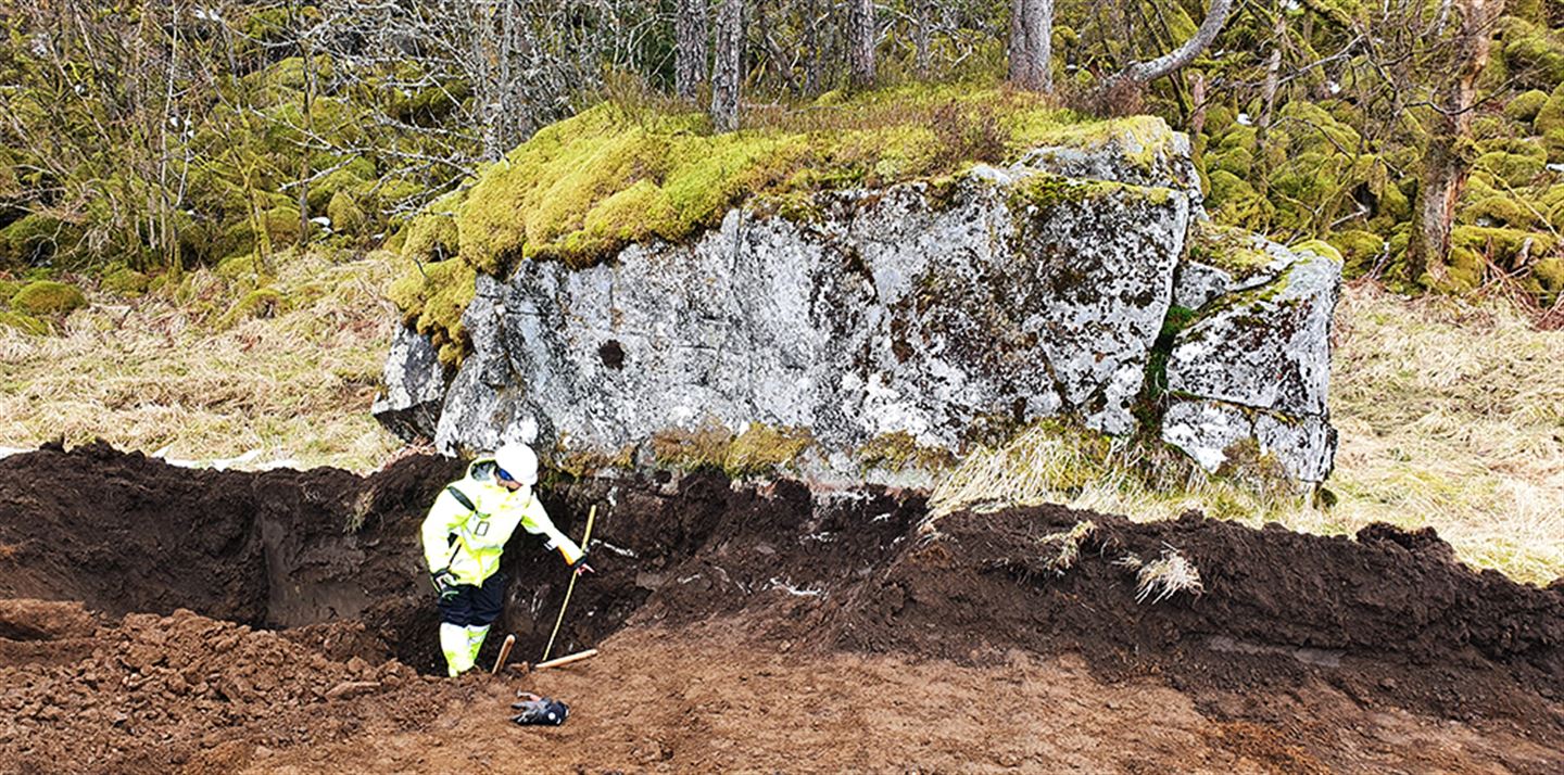 foto av arkeolog Isabel Furesund Berge i sjakt med gullfunn