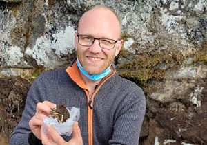 Arkeolog Lars Jølle Berge med gullfunn