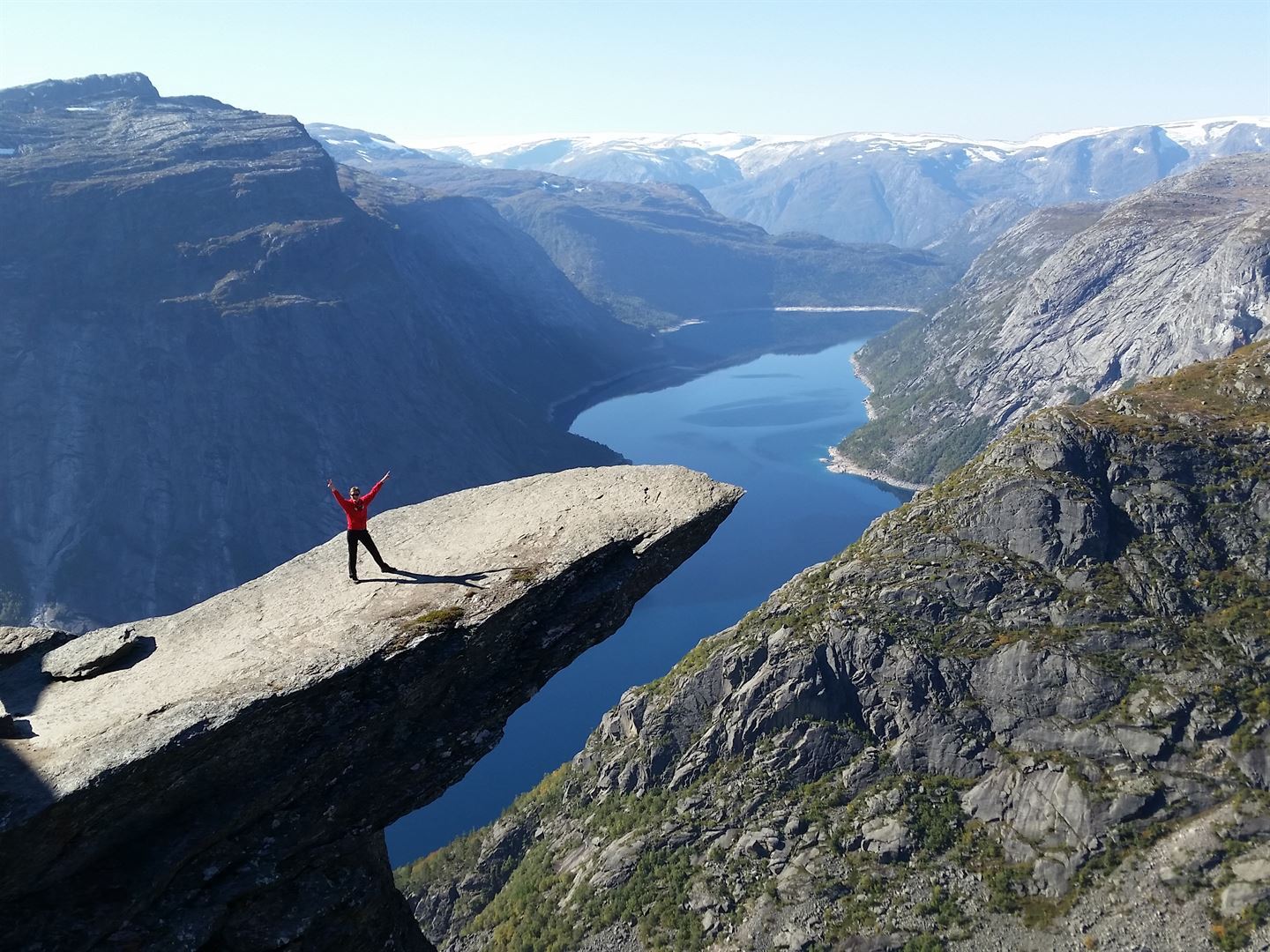 Person på toppen av Trolltunga.