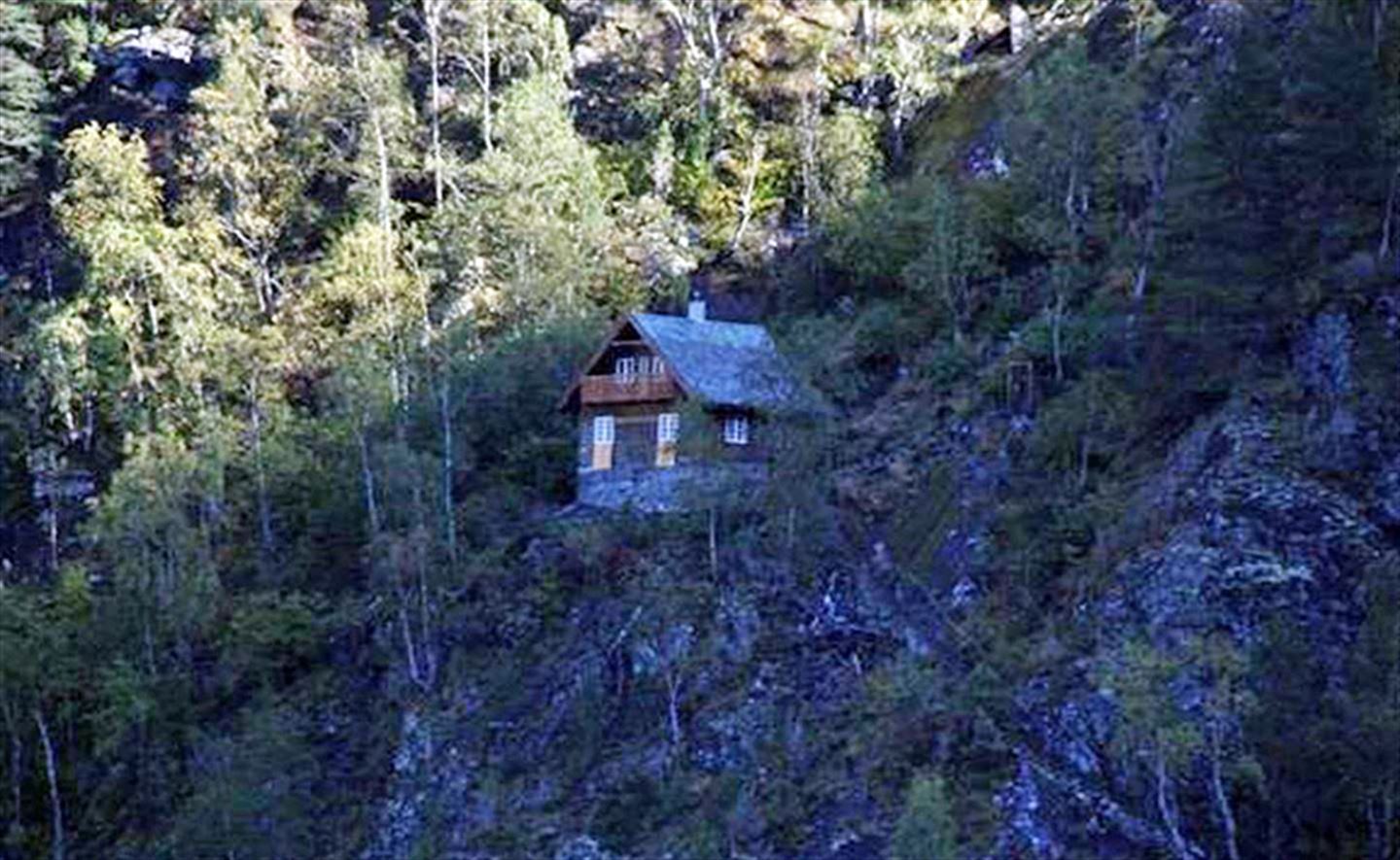 Huset til Ludwig Wittgenstein ligg 50 meter oppe i fjellsida ved Eidsvatnet i Skjolden. (foto: Arlen Synnøve Bidne/Vestland fylkeskommune)