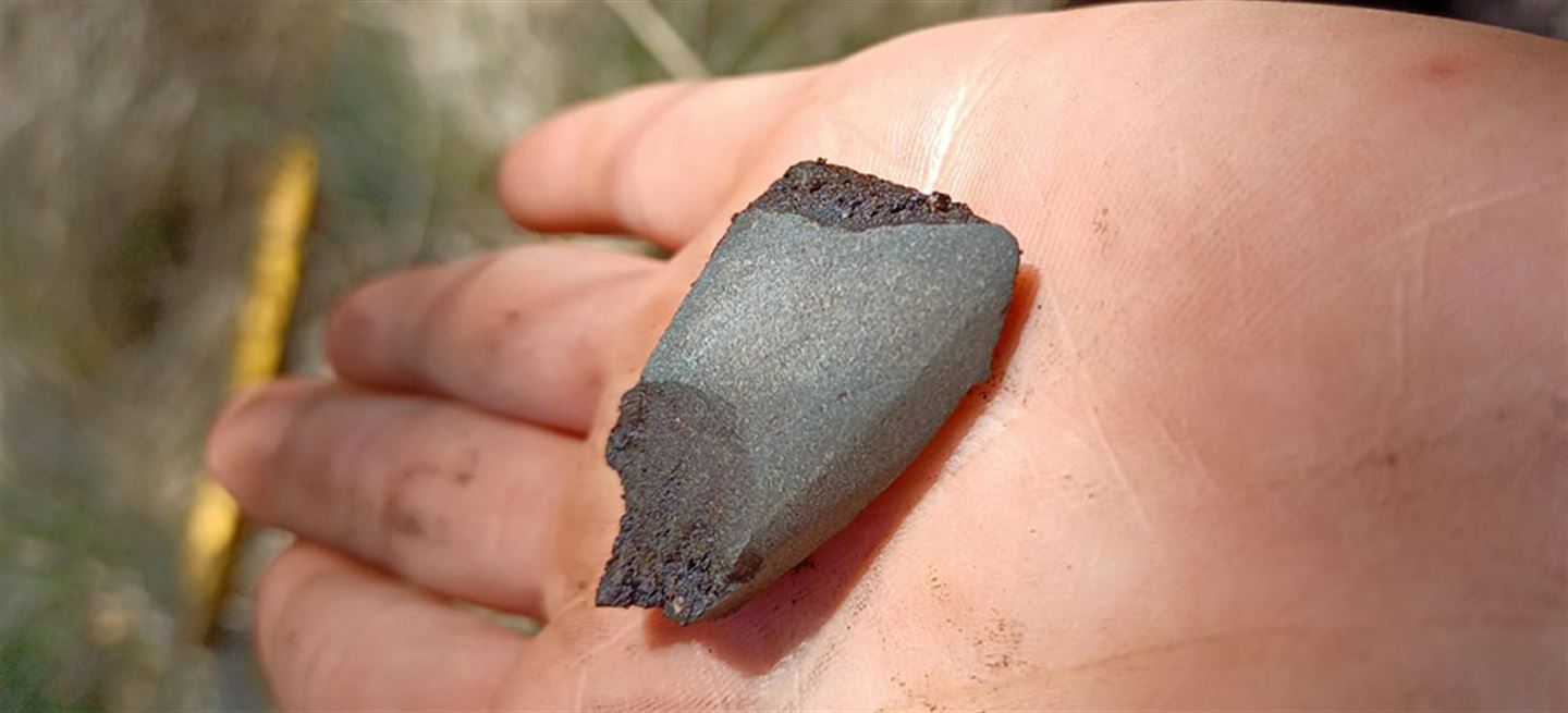 foto av fragment av bergartsøks frå yngre steinalder