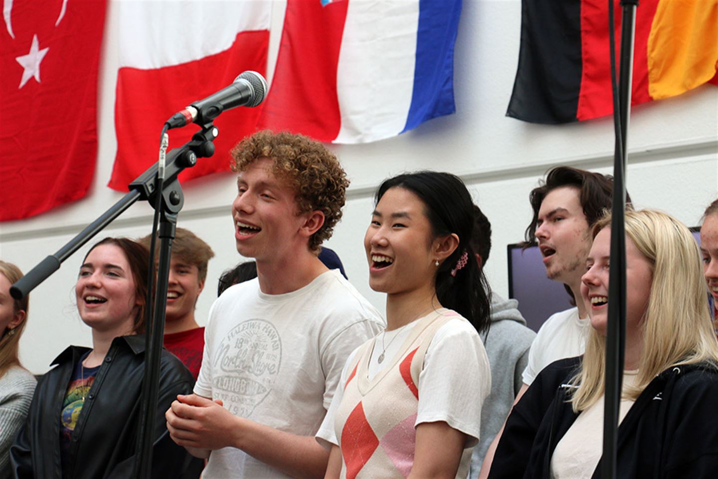 Elevar ved Amalie Skram videregående skole som syng. Foto.
