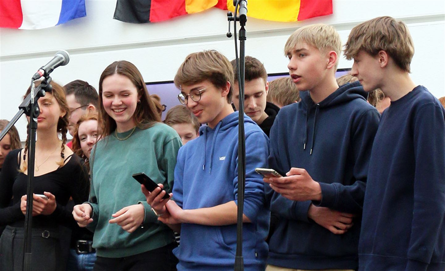 Franske elevar på besøk på Amalie Skram videregående skole syng. Foto.