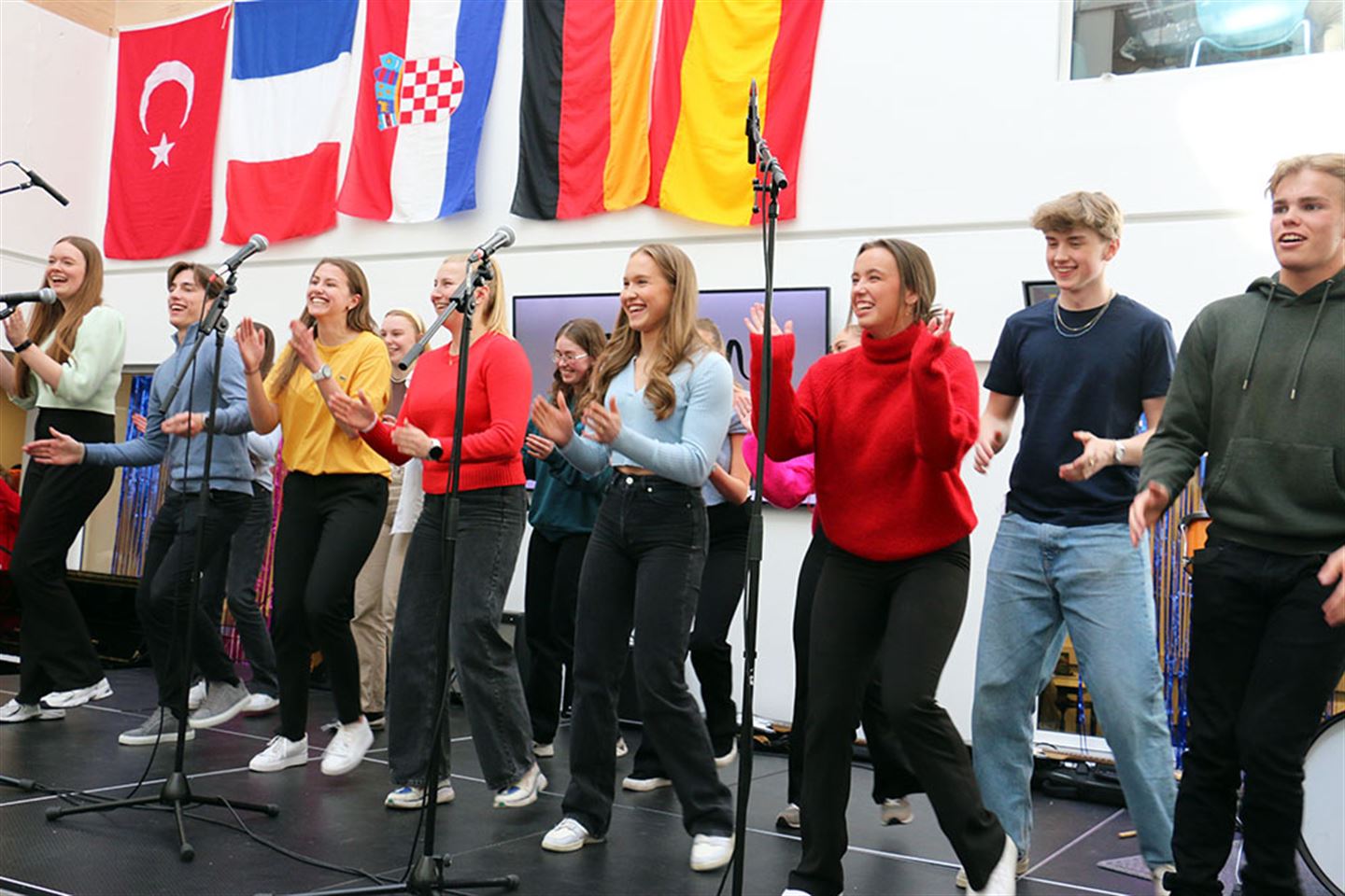 Elevar på Amalie Skram videregående skole med spansk som framandspråk syng og dansar. Foto.
