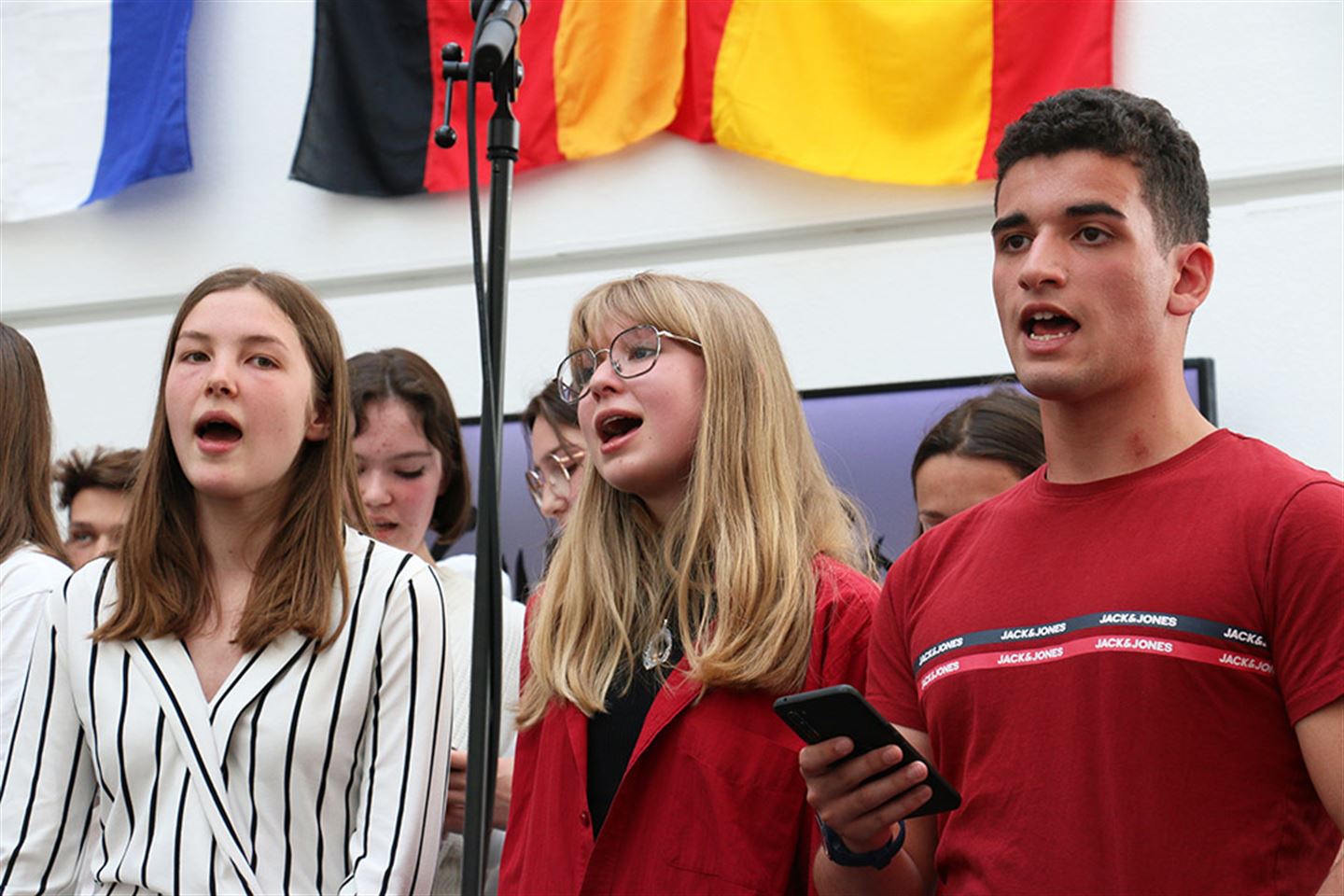Franske elevar på besøk på Amalie Skram videregående skole syng.