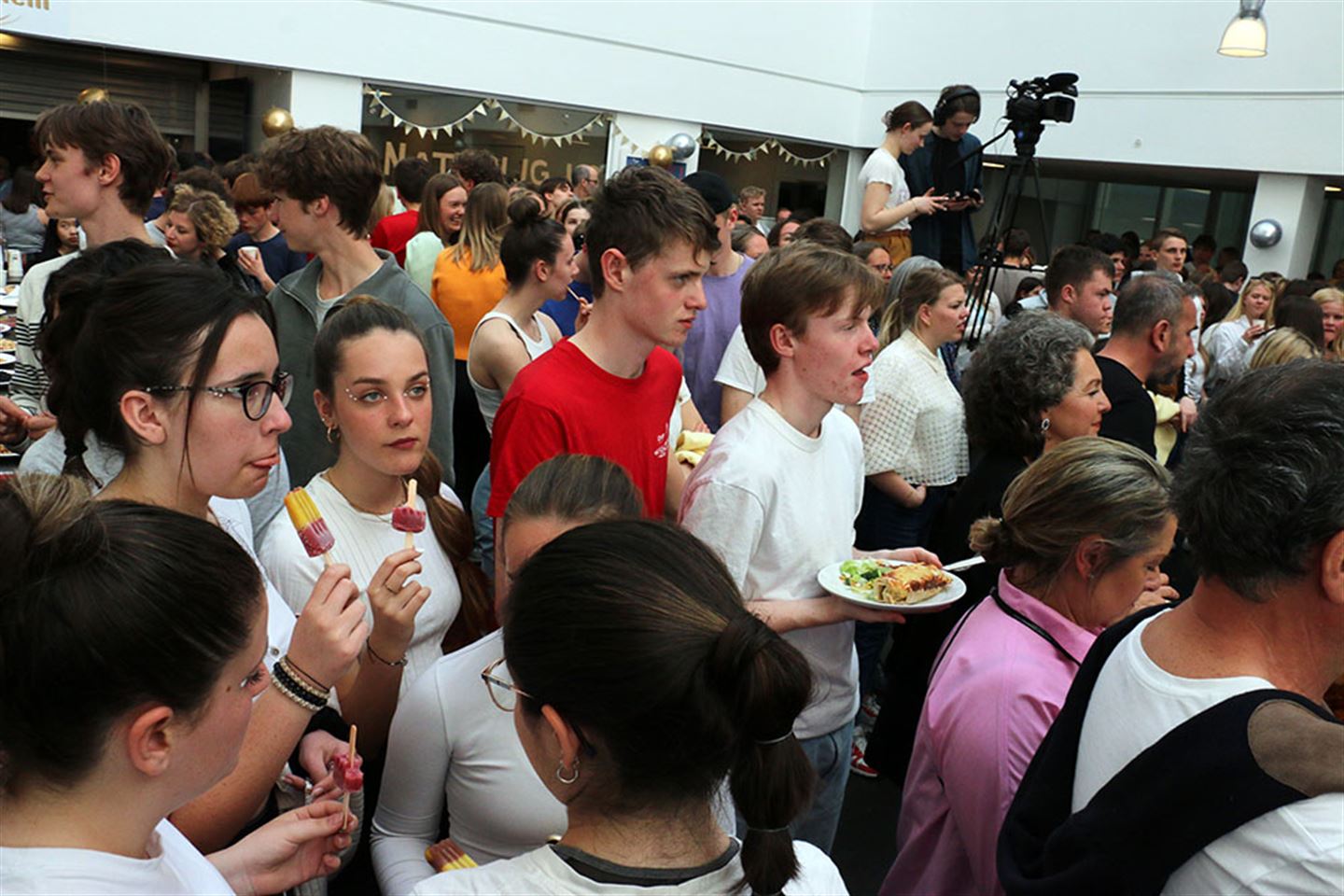 Publikum lyttar og et mat under songkonkurransen på Amalie Skram videregående skole.