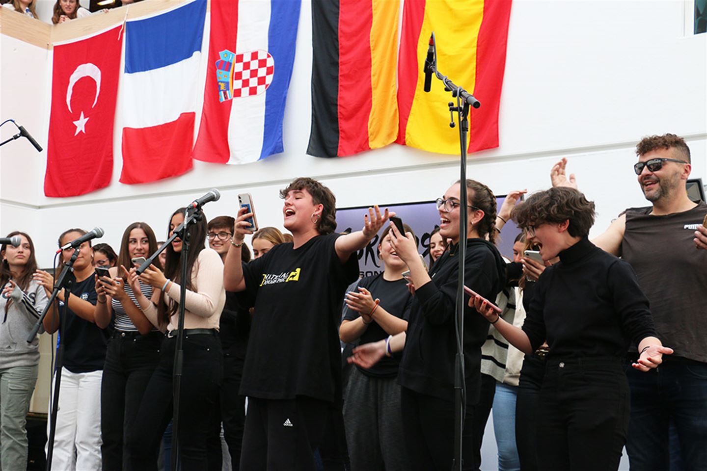 Spanske elevar på besøk på Amalie Skram videregående skole syng.