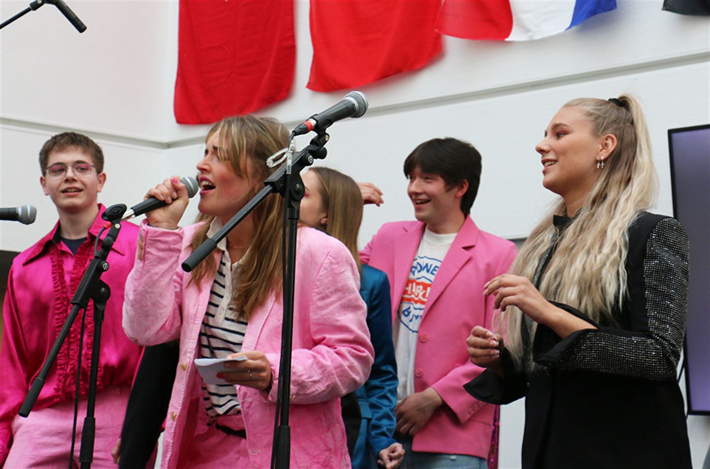 Elevar ved Amalie Skram videregående skole syng.