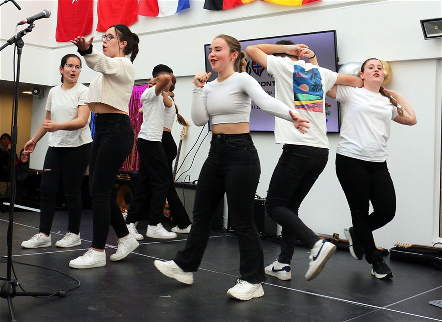 Spanske elevar på besøk på Amalie Skream videregående skole syng og dansar.