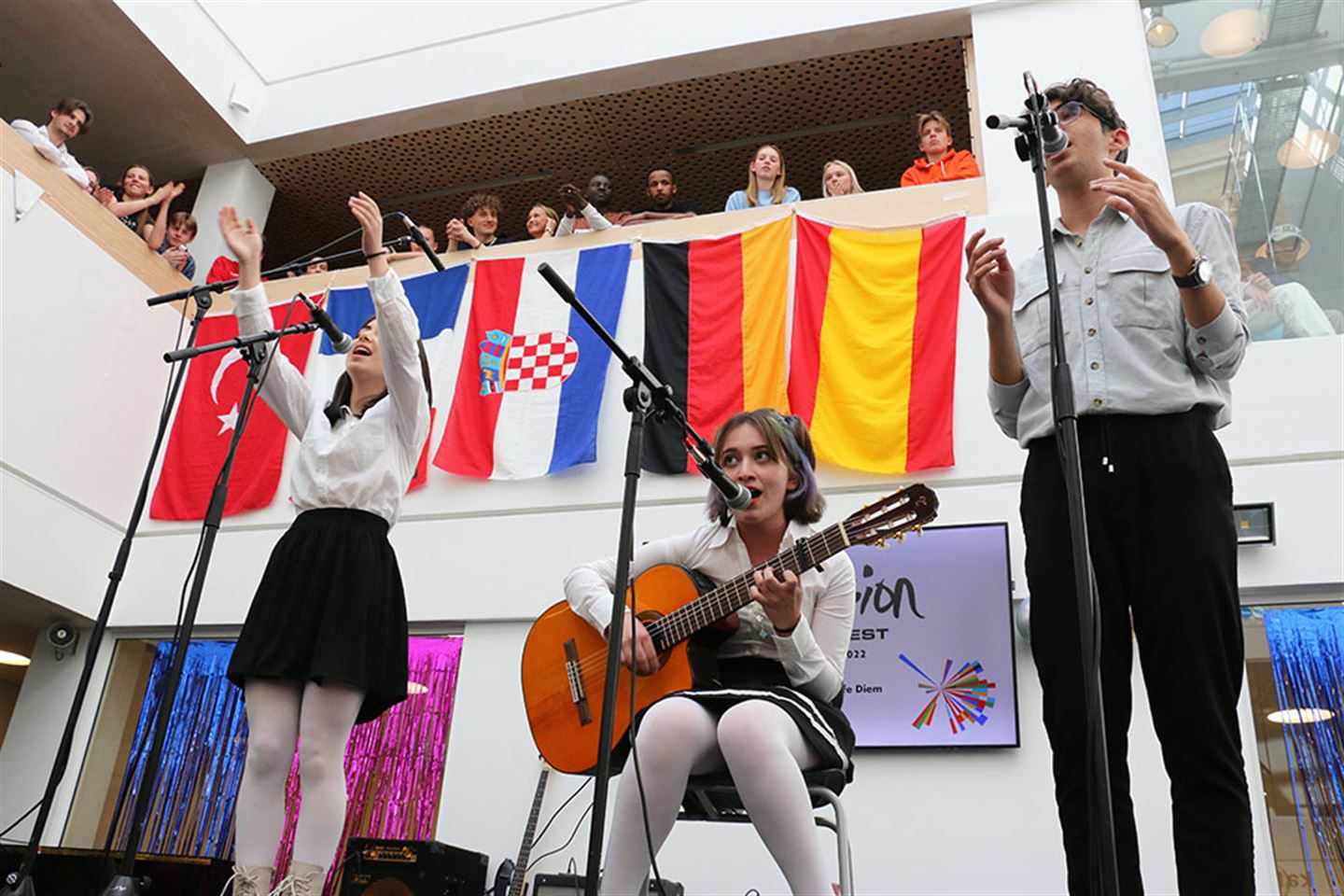 Tyrkiske elevar på besøk på Amalie Skram videregående skole syng og spelar gitar.