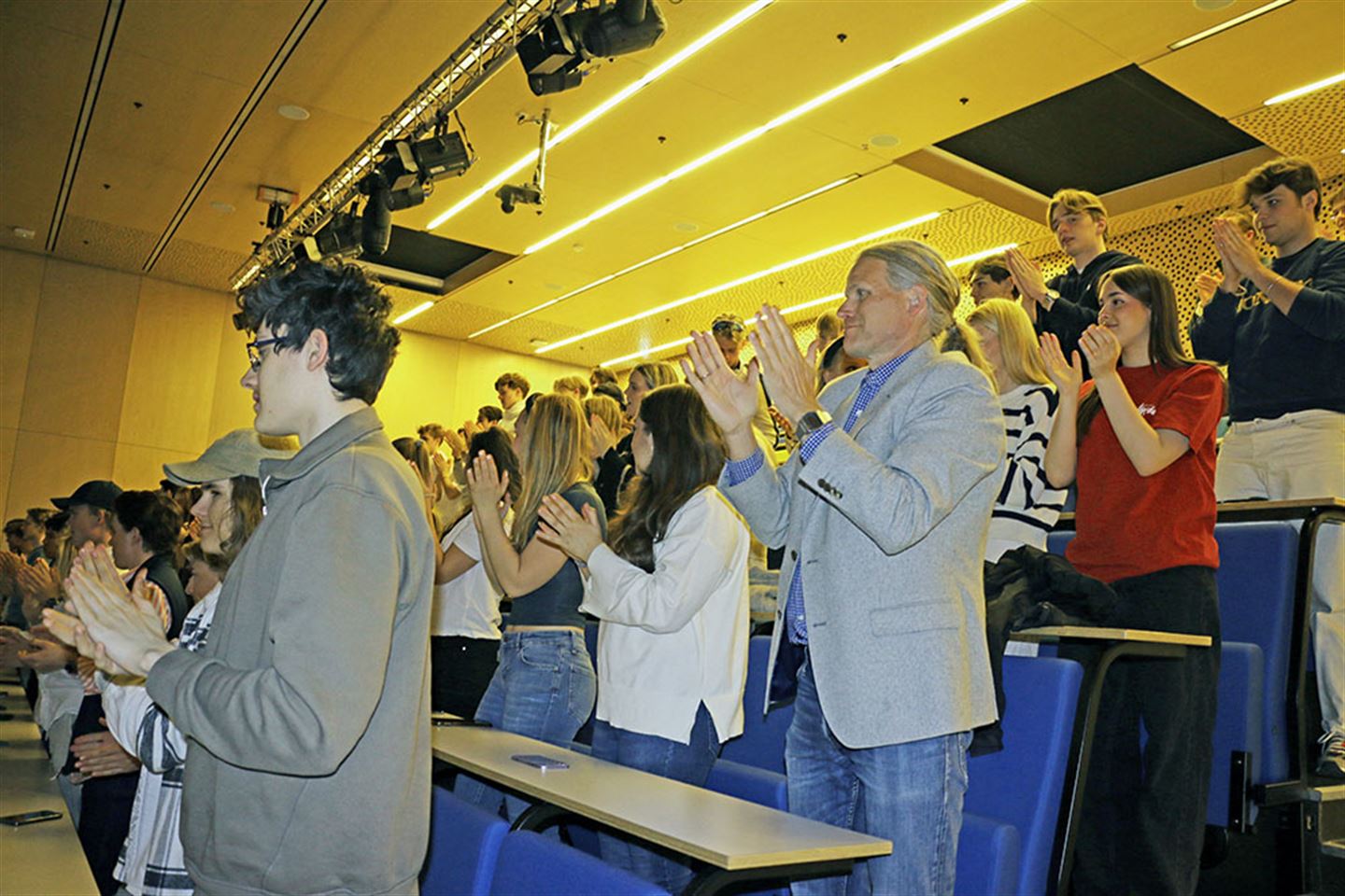Mange personar i eit auditorium.