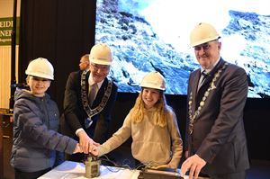 foto av fylkesordførar Jon Askeland og ordførar i Bømlo kommune, Sammy Olsen, saman med to ungar 
