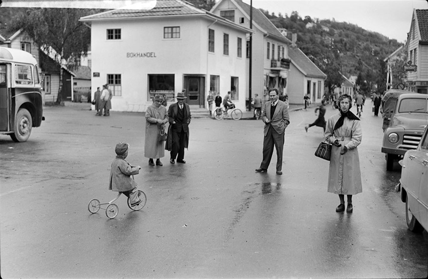 gamalt foto av folk i Sogndal sentrum