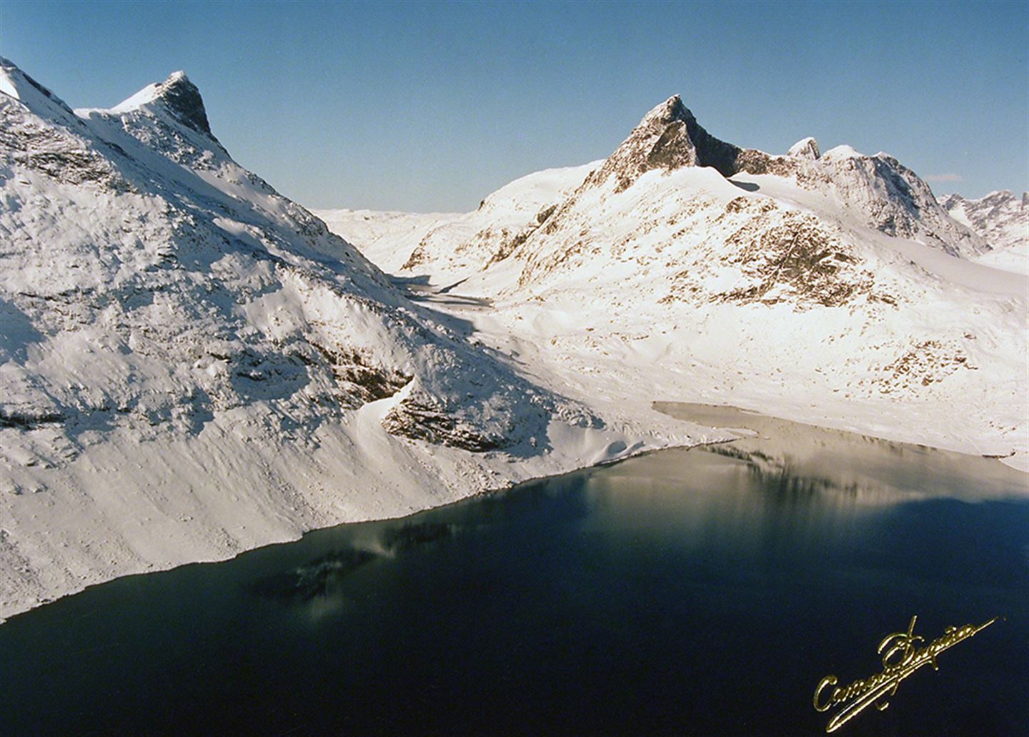 gamalt turistbilde som syner snødekte fjell og vatn. nede i høgre hjørne står det Camera Bergum
