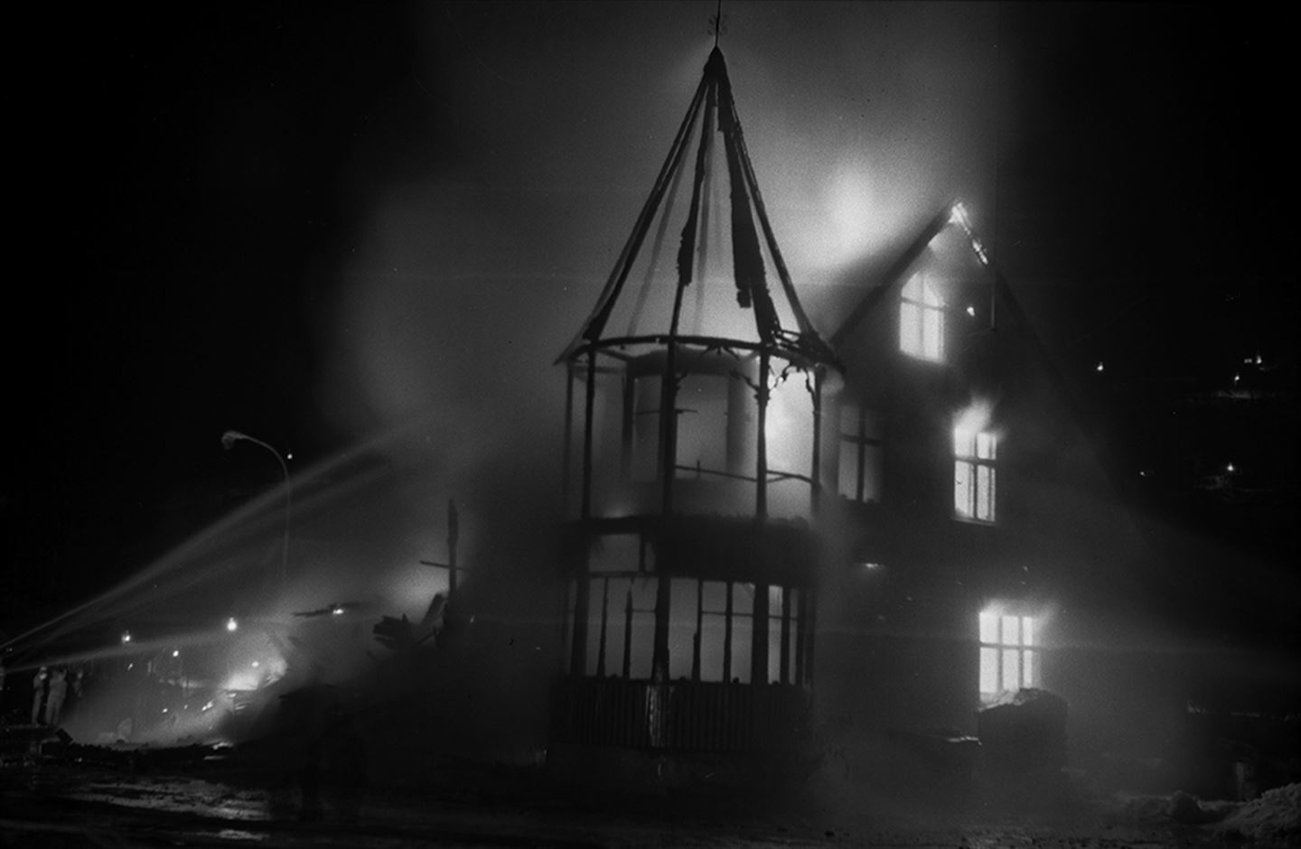 foto av brannen der eit tårnhus i Sogndal brann ned i 1965