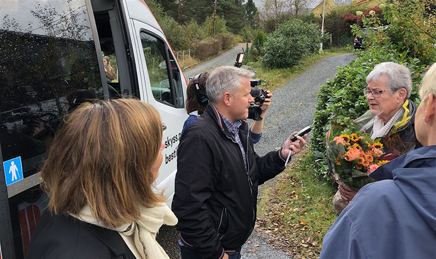 foto av personar som blir intervjua og fotograferte