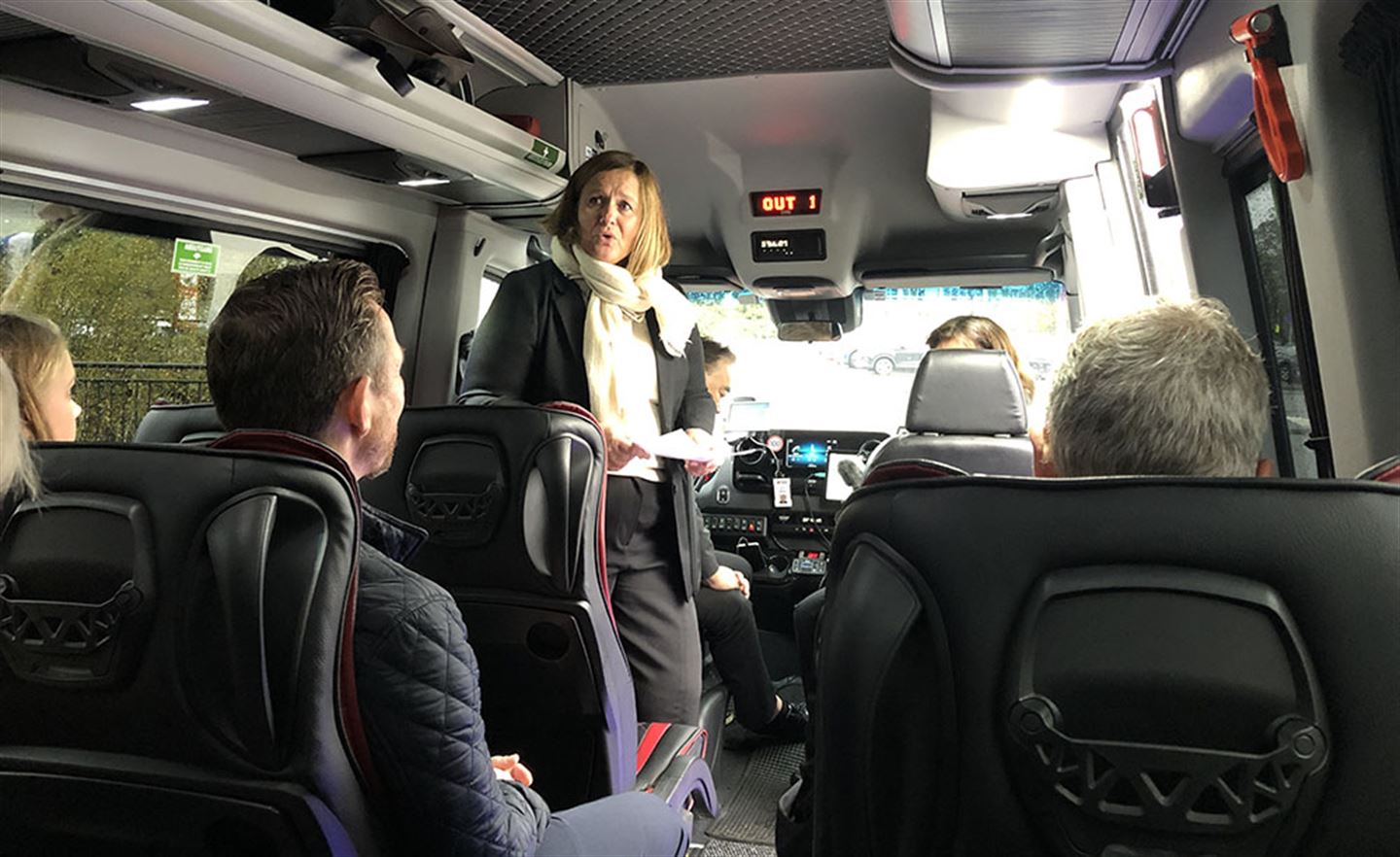Foto av Målfrid Vik Sønstabø som snakkar inne i buss